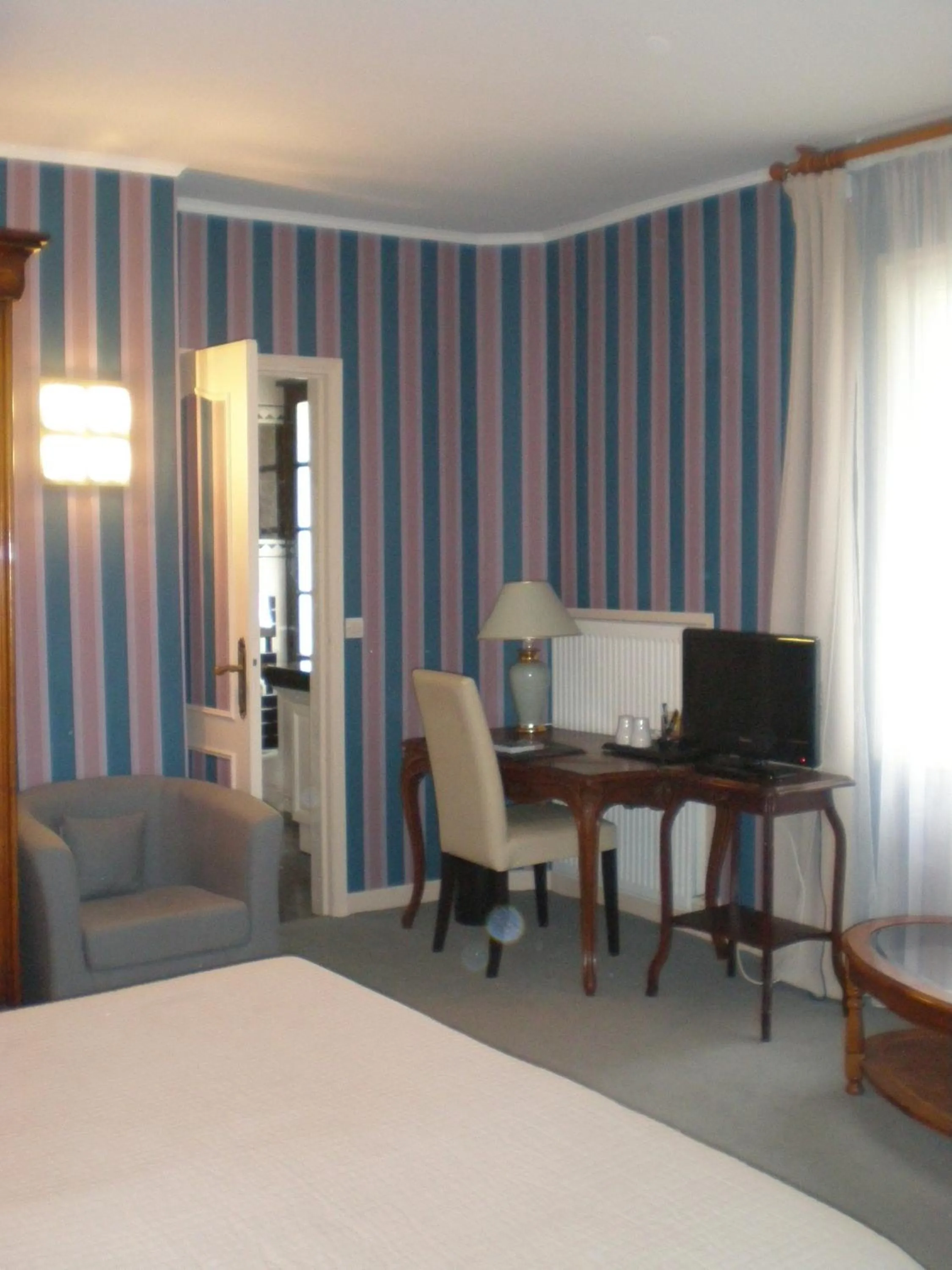 Photo of the whole room, Bed in Best Western Hôtel Montgomery