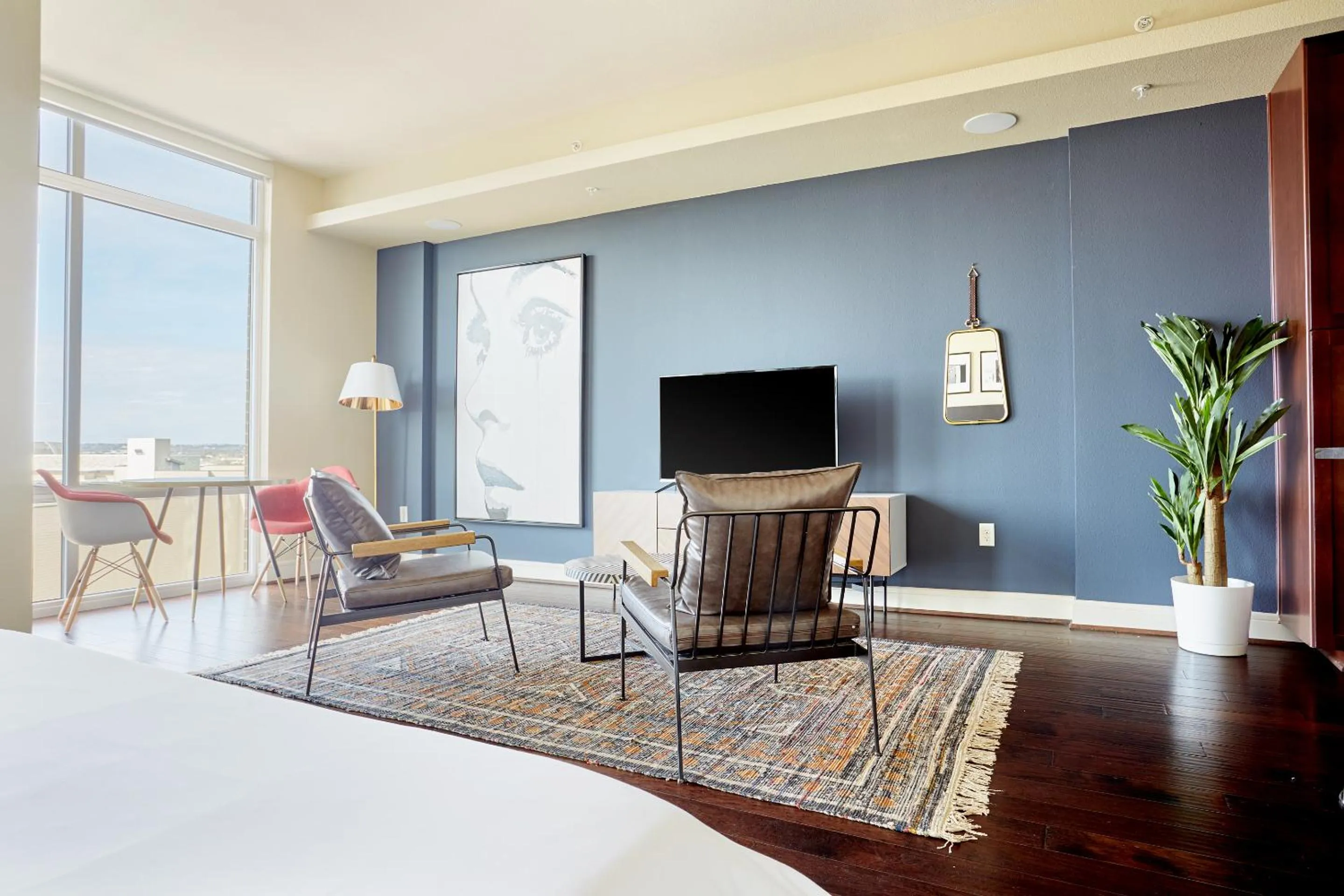 Living room, Bed in Sonder at The Catherine