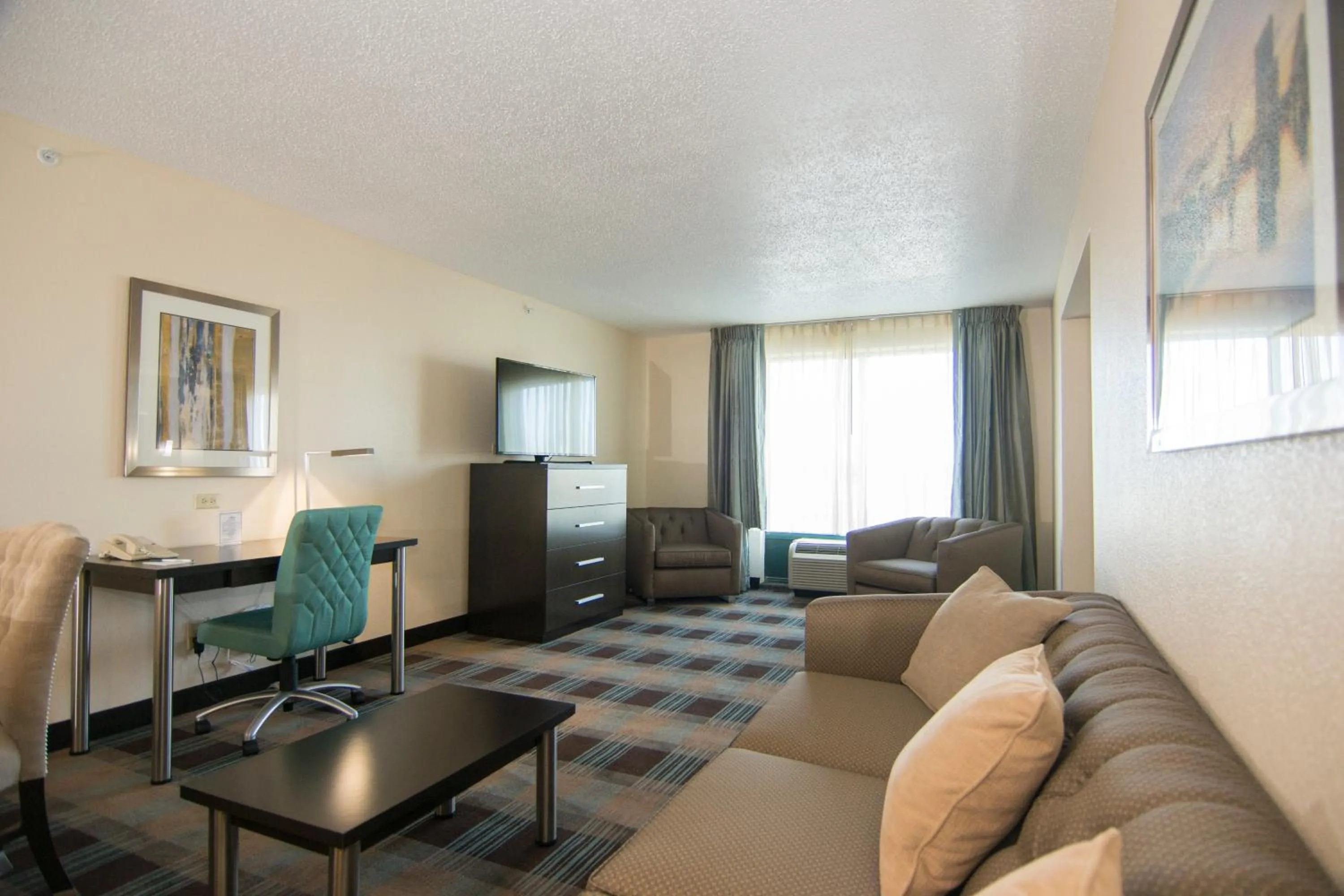 Seating area in Wingate By Wyndham - Orlando International Airport- Free Hot Breakfast