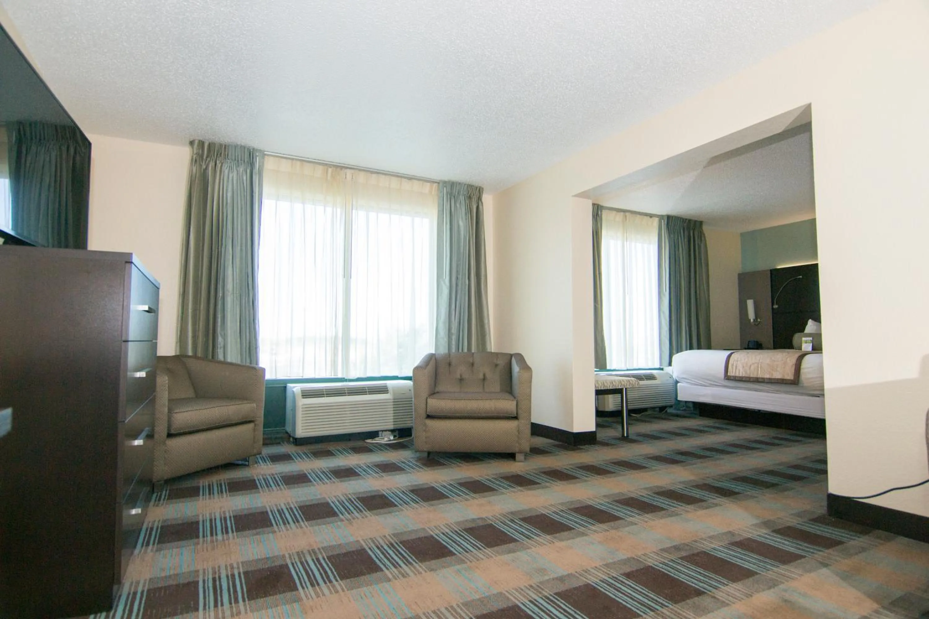Seating area, Bed in Wingate By Wyndham - Orlando International Airport- Free Hot Breakfast