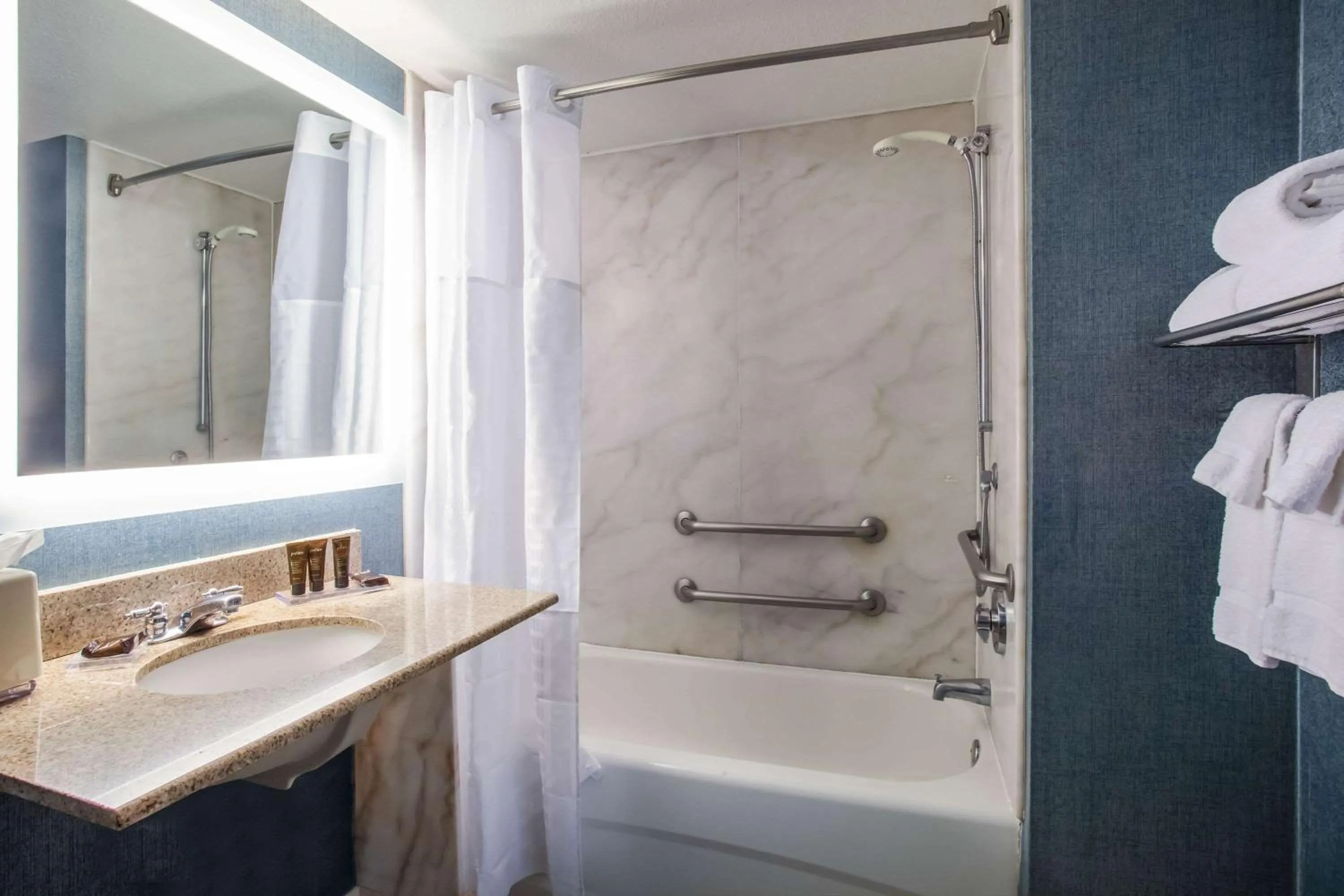 Bedroom in Wingate By Wyndham - Orlando International Airport- Free Hot Breakfast