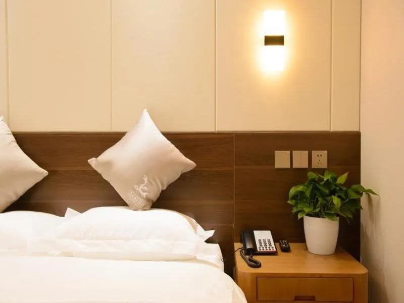 Bed in GreenTree Eastern Rizhao High Speed Railway Station Hotel
