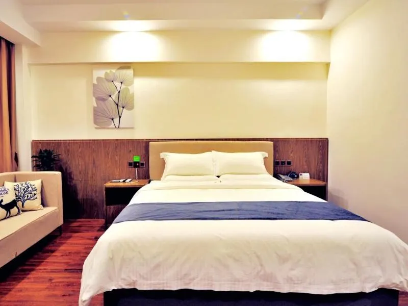 Bed in GreenTree Inn Dongfang City Dongfang Avenue High-speed Railway Station Express Hotel
