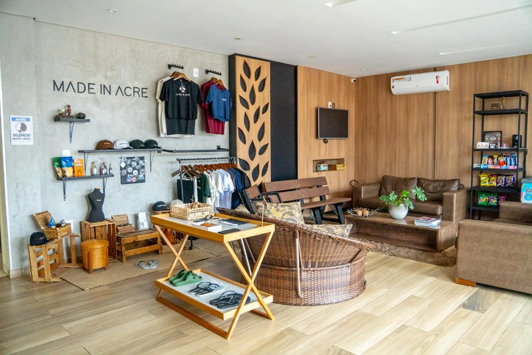 Communal lounge/ TV room in Amazônia Palace Hotel