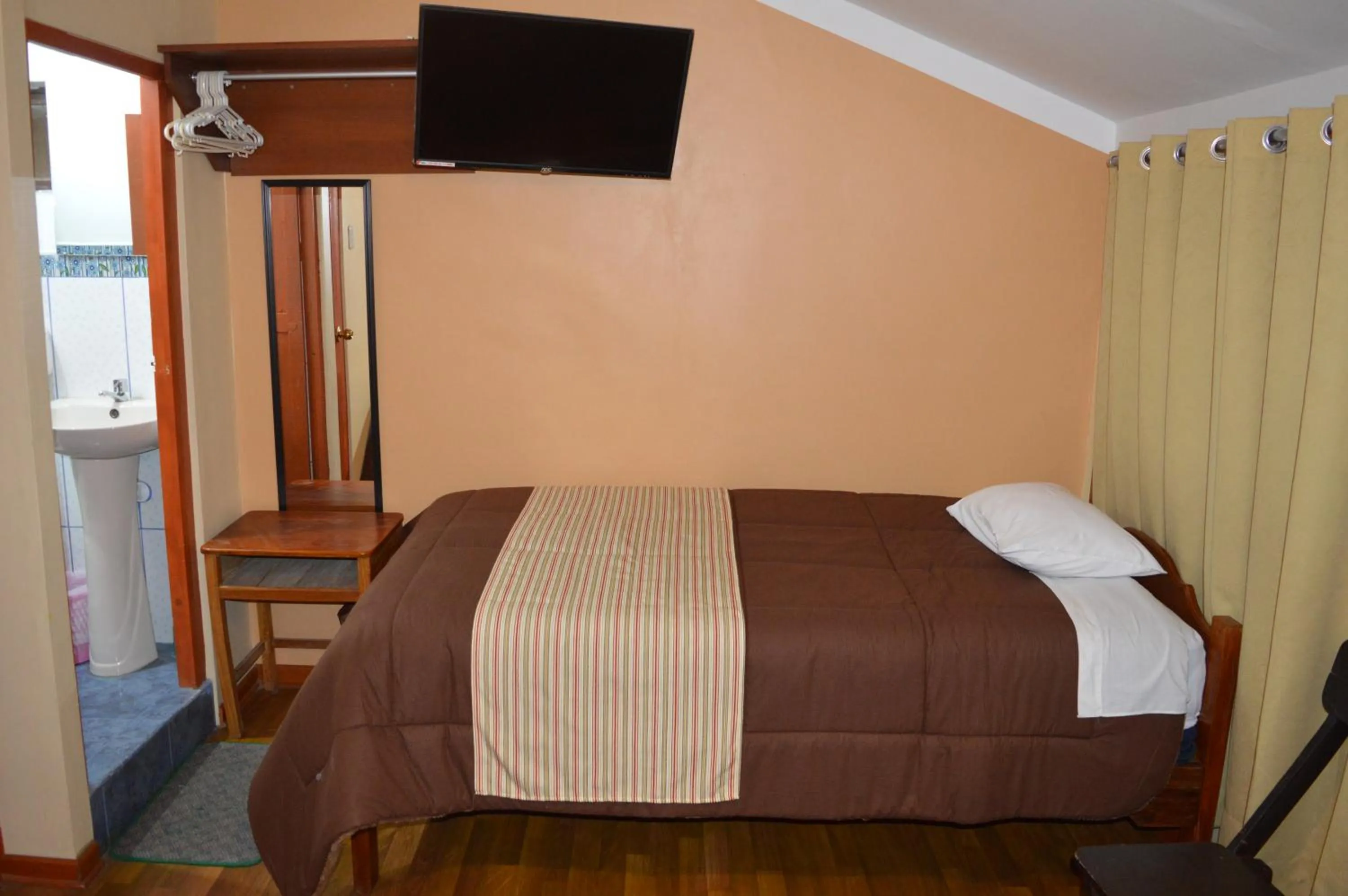 Communal lounge/ TV room, Bed in Conquista Cusco