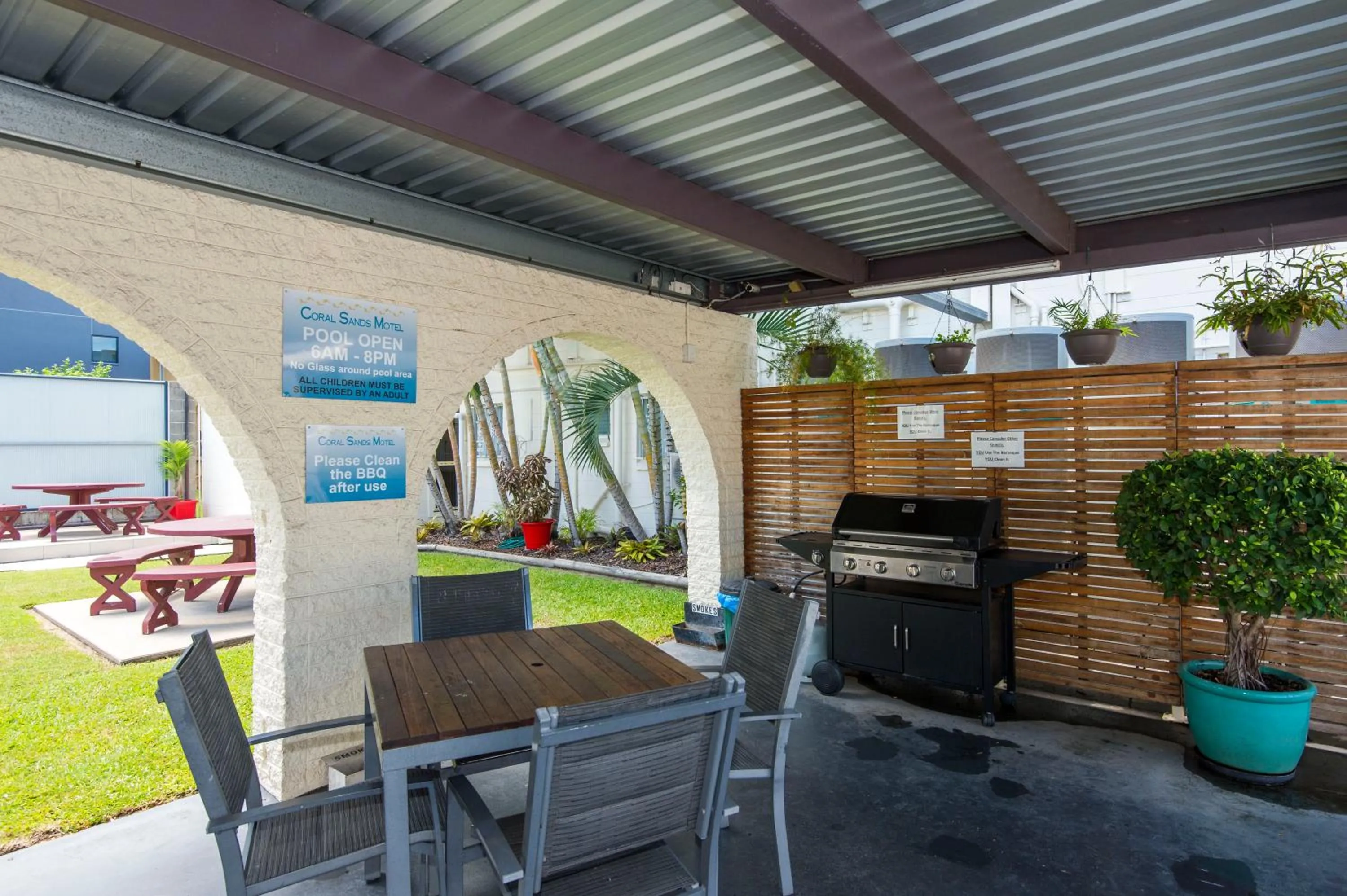 BBQ facilities in Coral Sands Motel