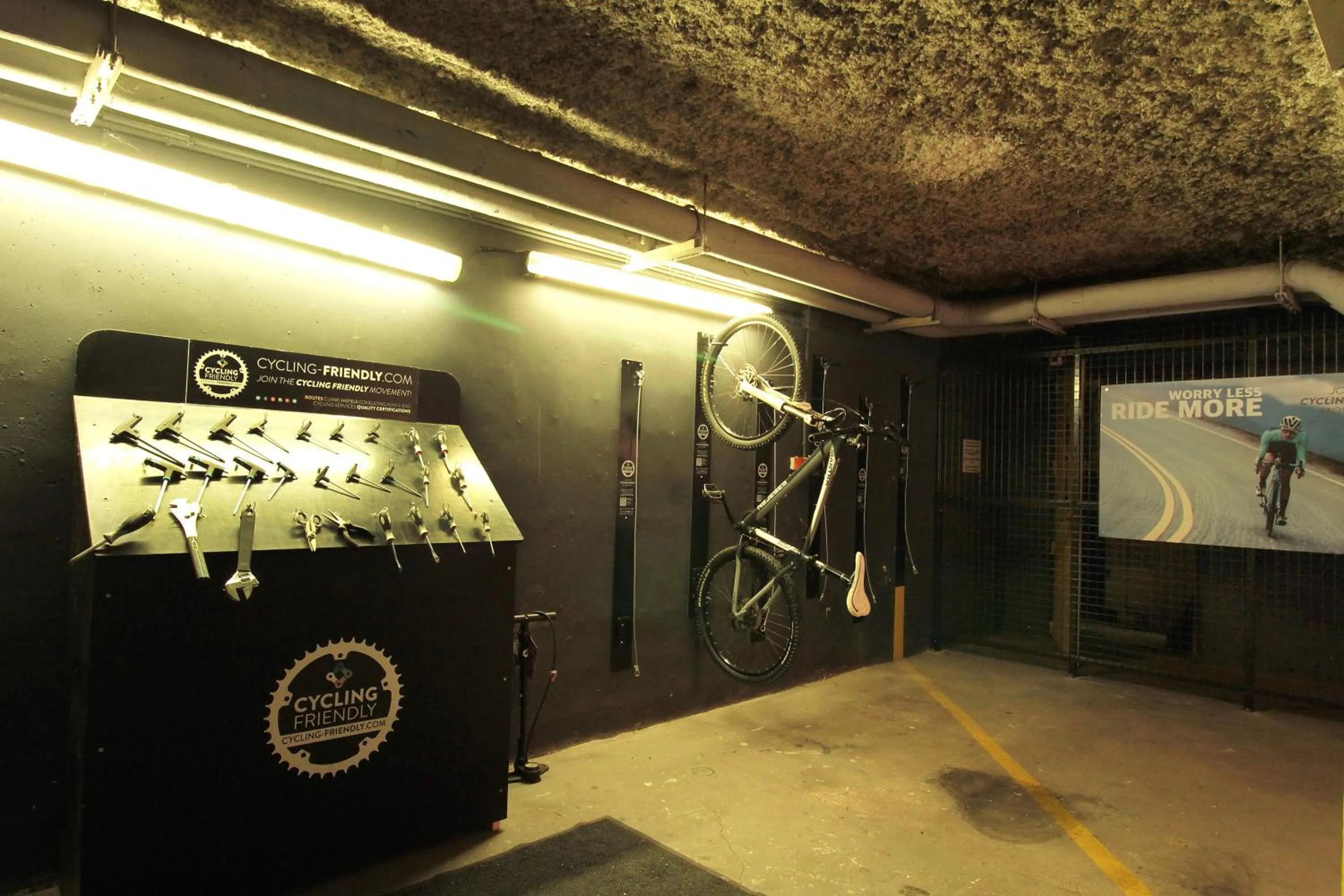 Cycling in Hôtel de Brienne