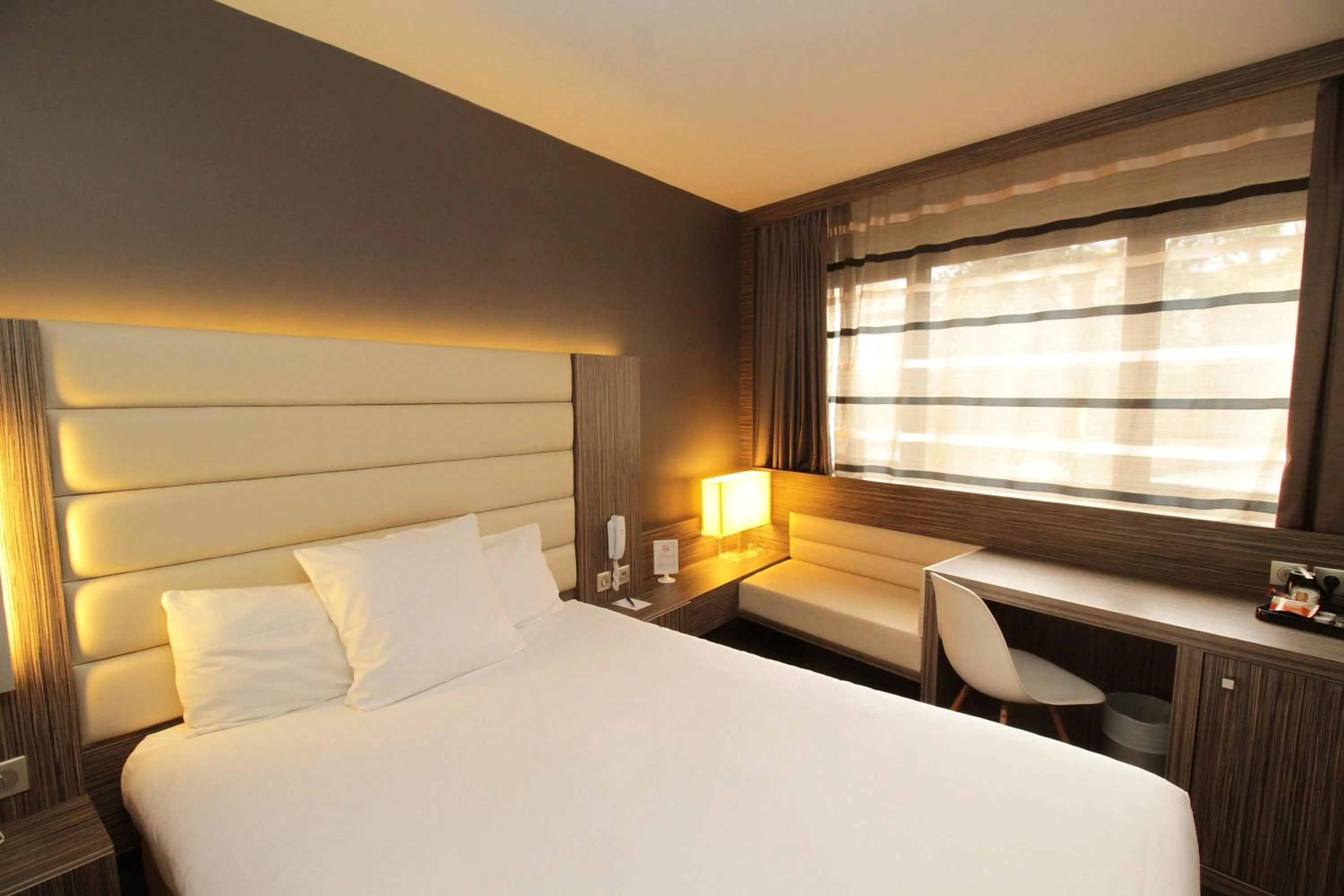 Photo of the whole room, Bed in Hôtel de Brienne