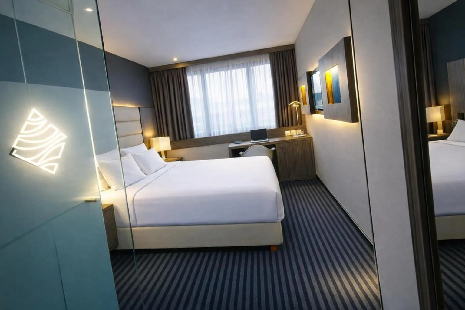 Photo of the whole room, Bed in Hôtel de Brienne