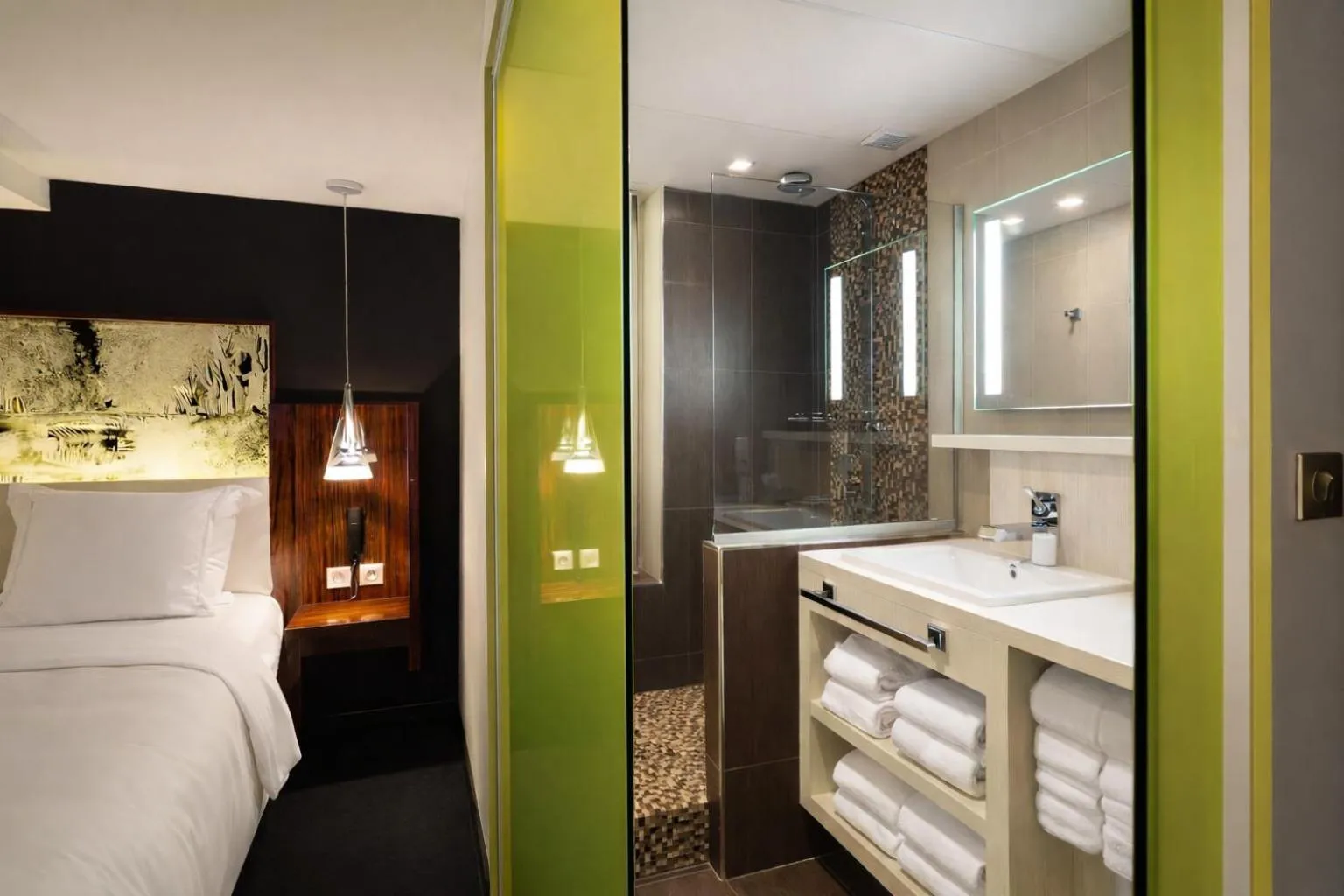 Bathroom, Bed in Hôtel de Brienne