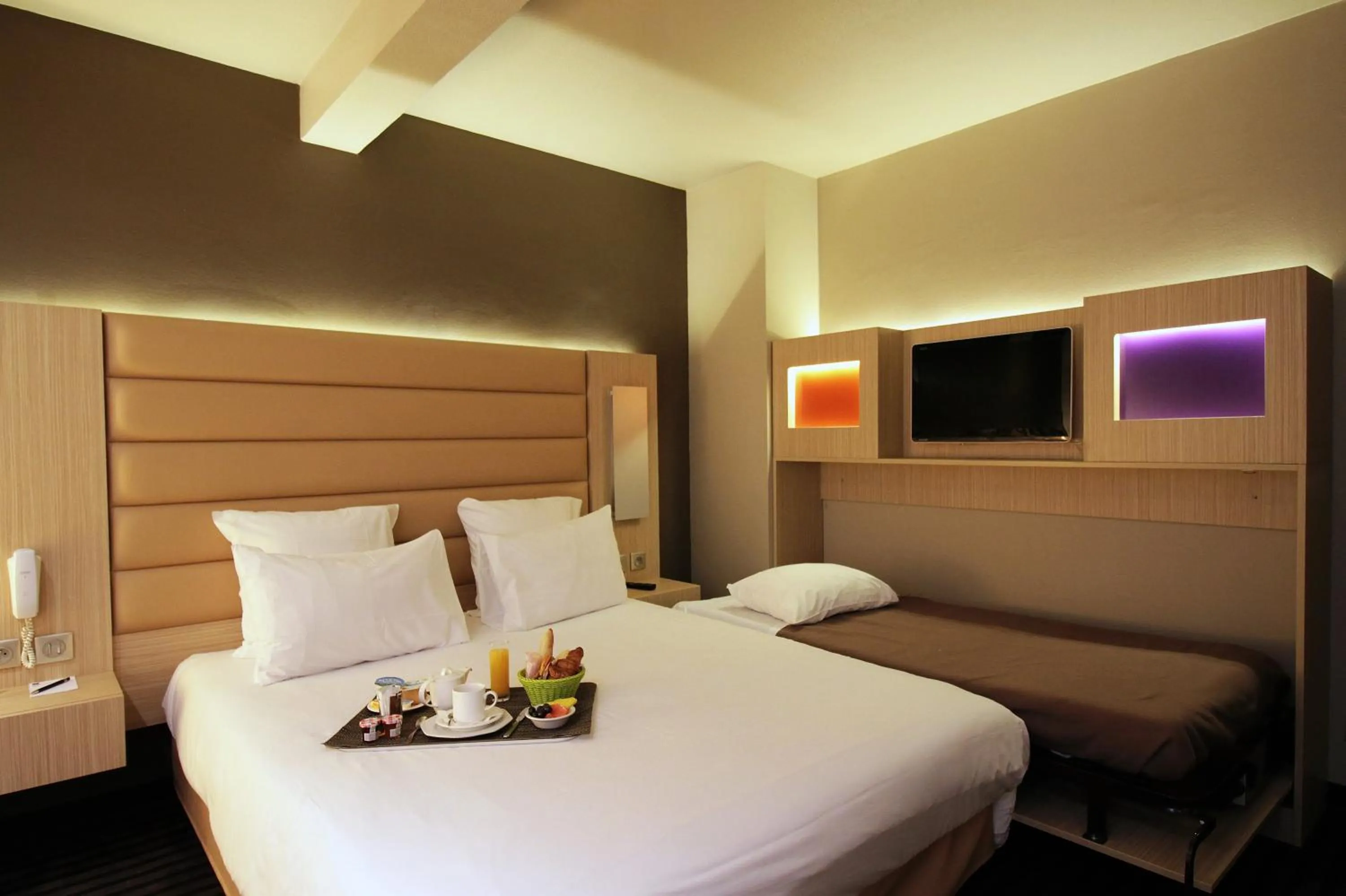 Photo of the whole room, Bed in Hôtel de Brienne