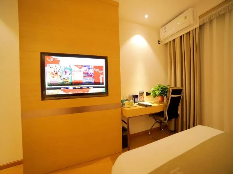 Bed in GreenTree Inn Beijing Shunyi District Fuqian West Street Shimen Subway Station Express Hotel