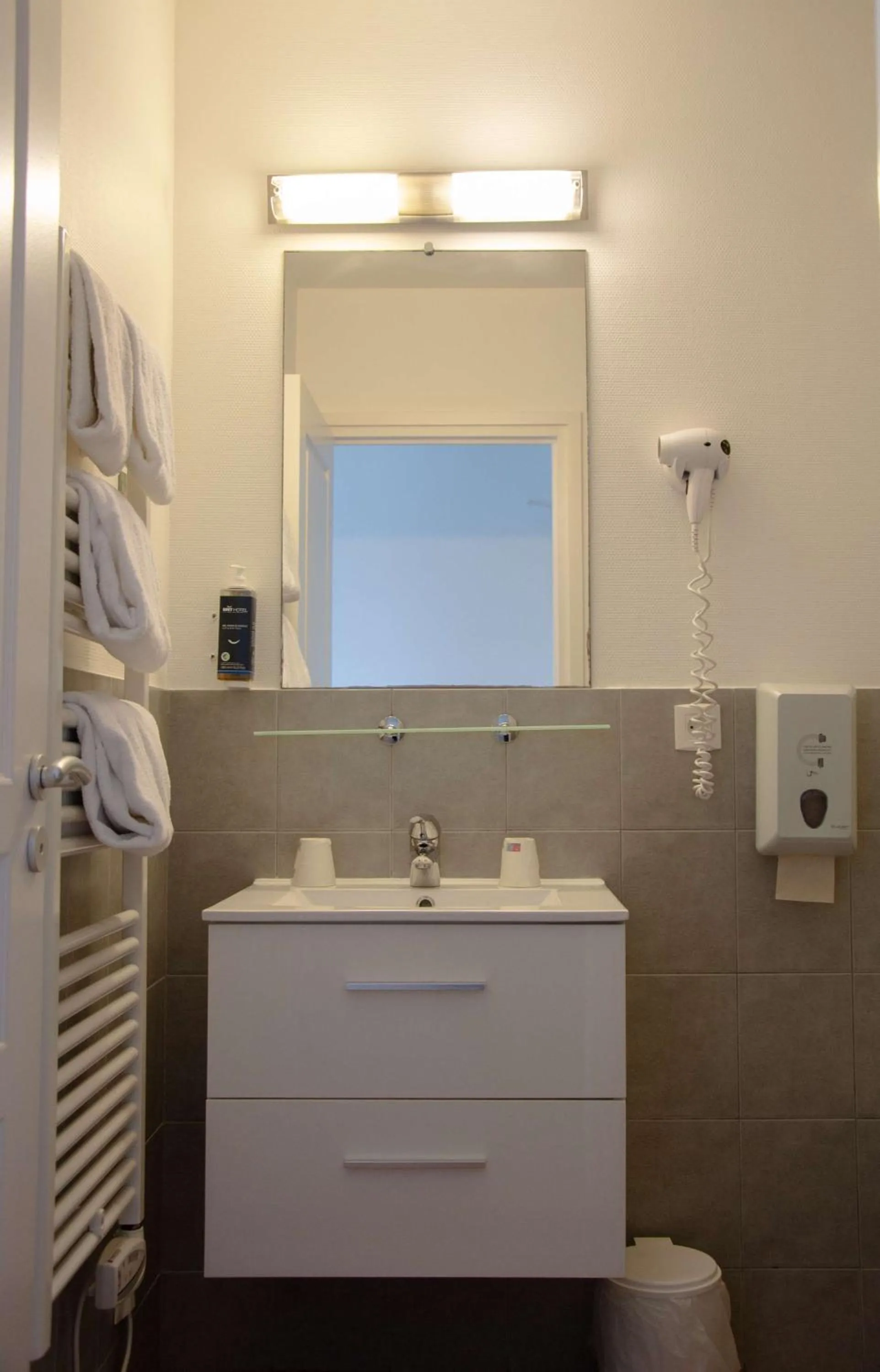 Bedroom in BRIT HOTEL Lannion-Perros Guirec