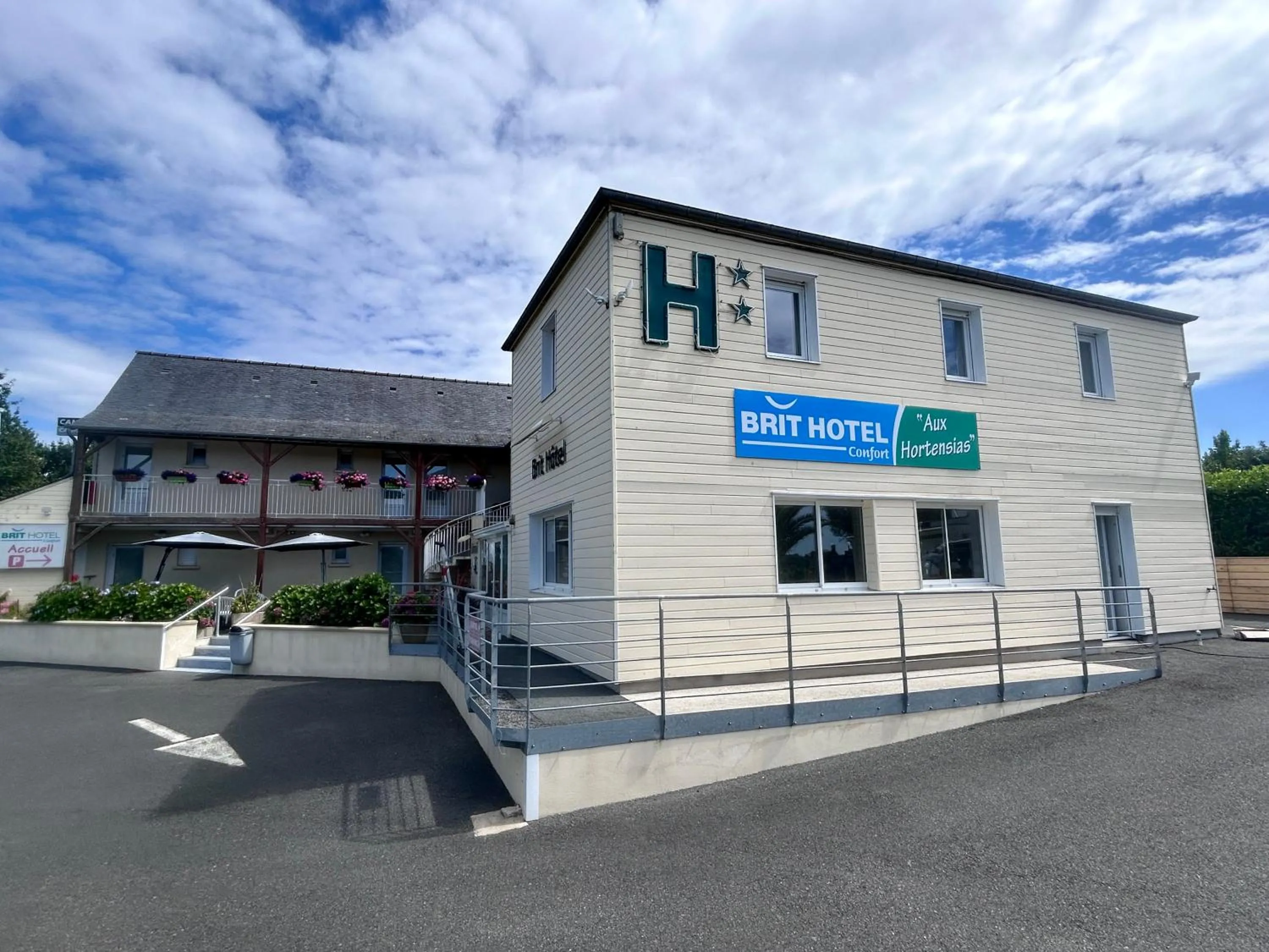 Property building in BRIT HOTEL Lannion-Perros Guirec
