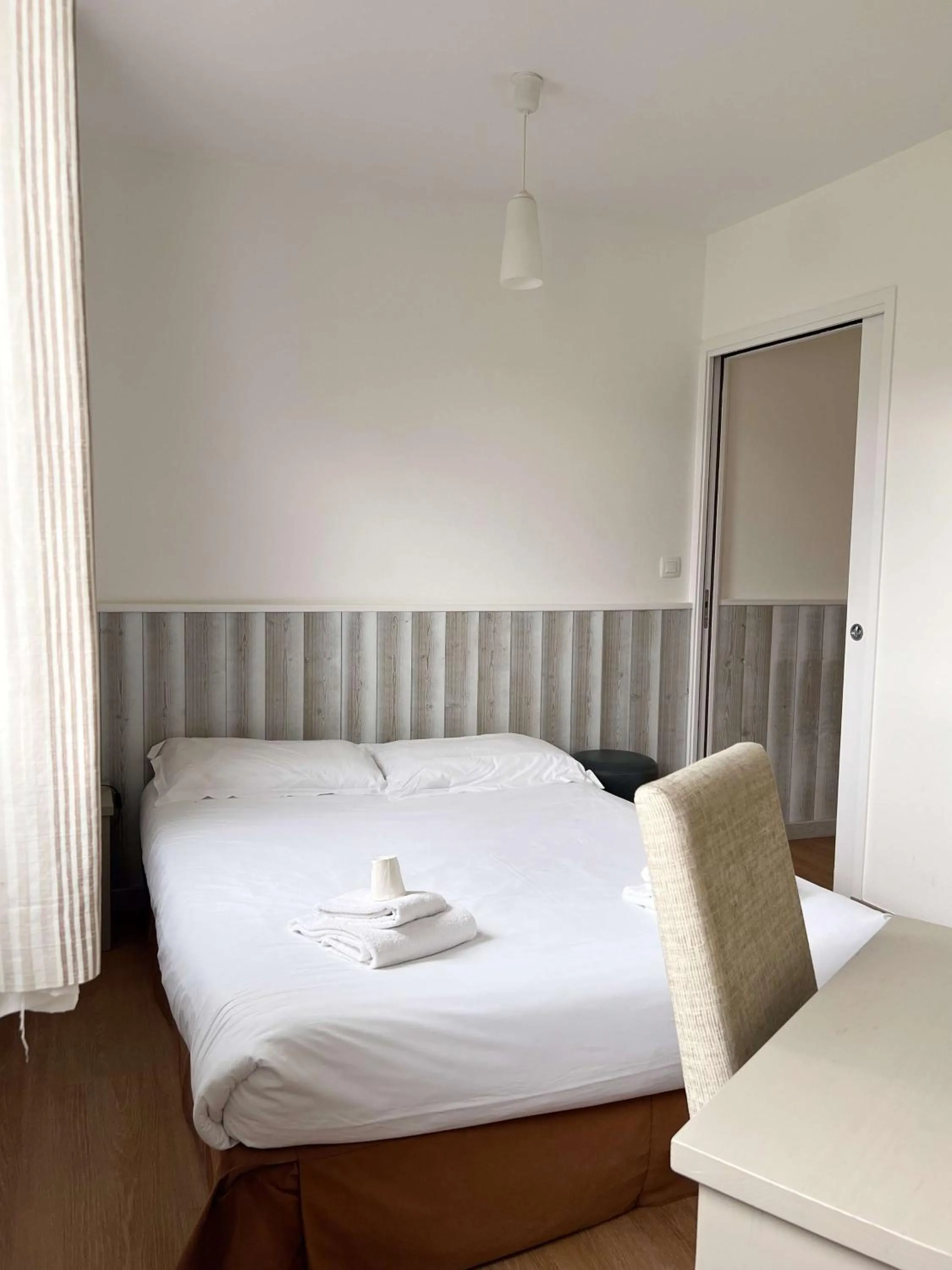 Bedroom, Bed in BRIT HOTEL Lannion-Perros Guirec