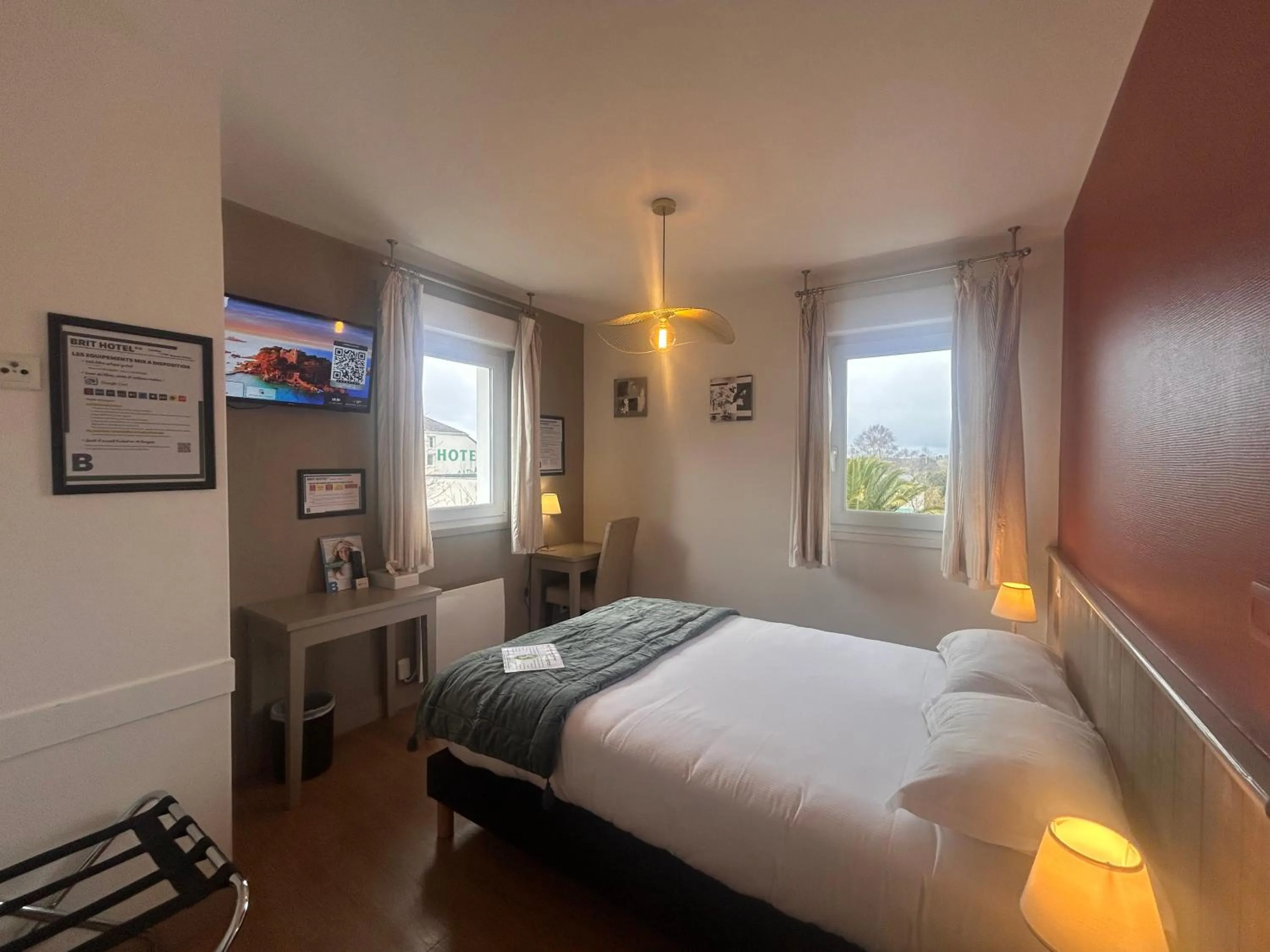 Bed in BRIT HOTEL Lannion Perros-Guirec