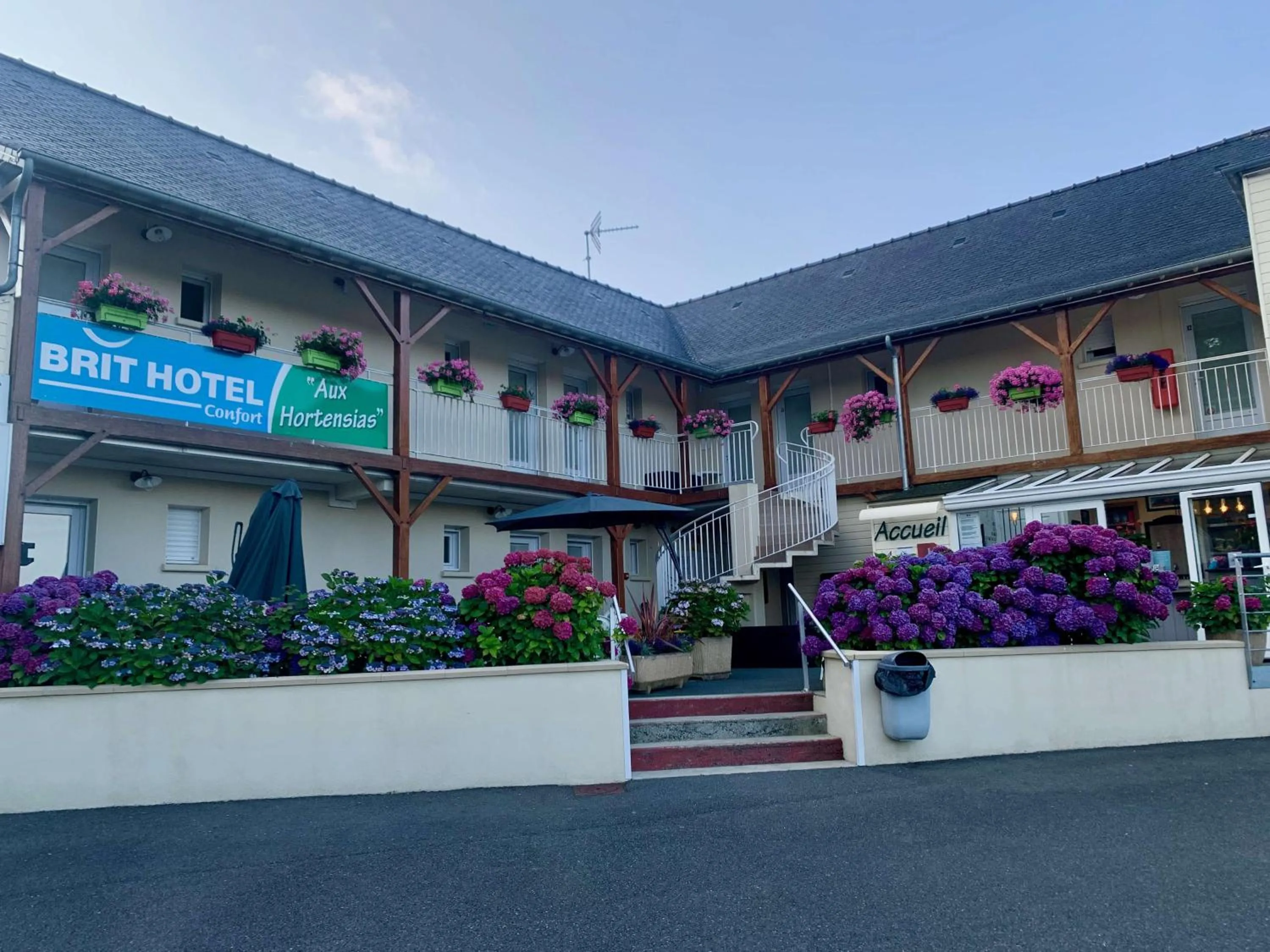 Property building in BRIT HOTEL Lannion-Perros Guirec