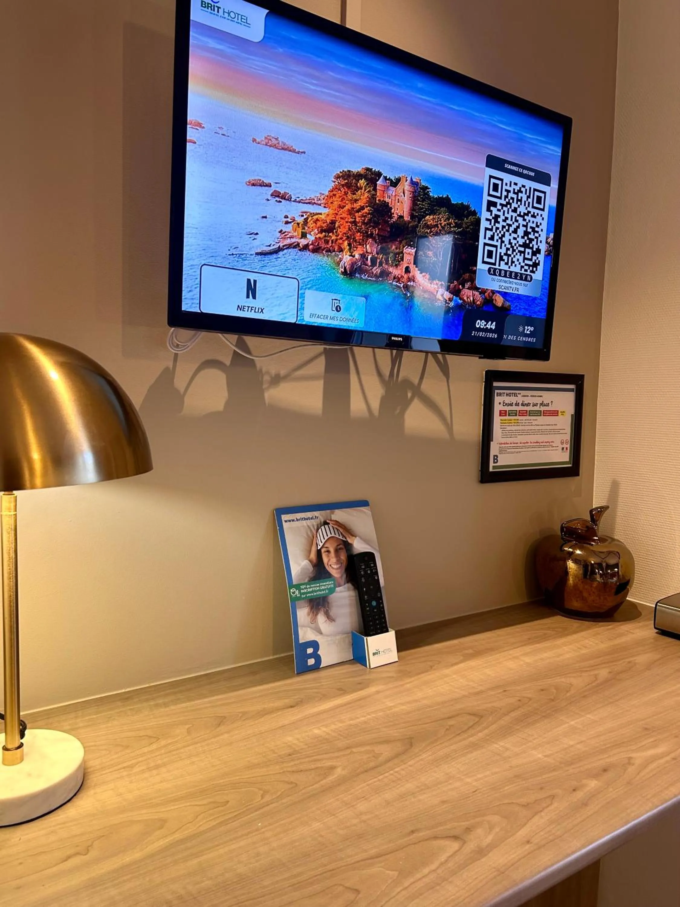 Communal lounge/ TV room in BRIT HOTEL Lannion Perros-Guirec