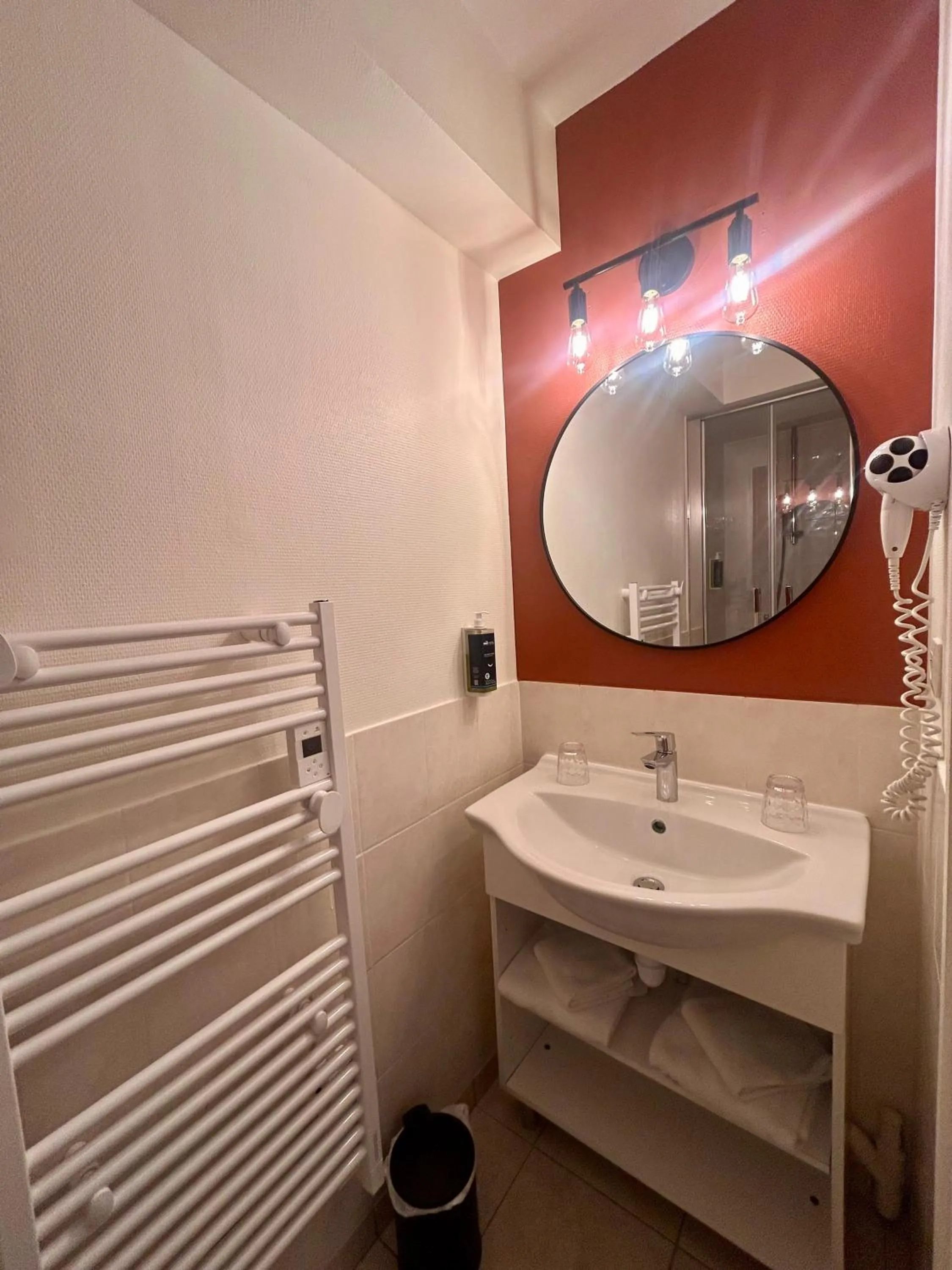 Shower in BRIT HOTEL Lannion Perros-Guirec