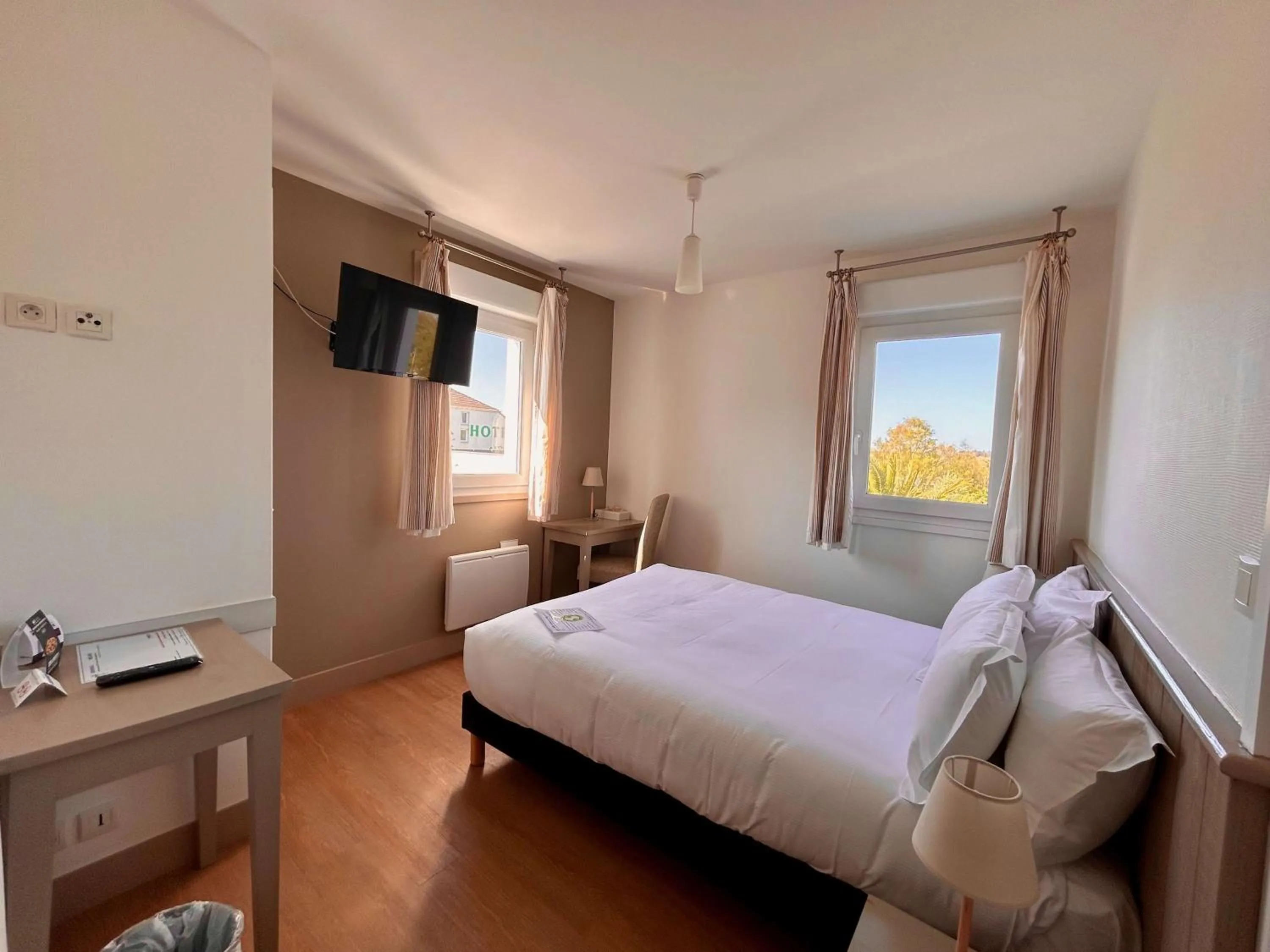 Bedroom, Bed in BRIT HOTEL Lannion-Perros Guirec