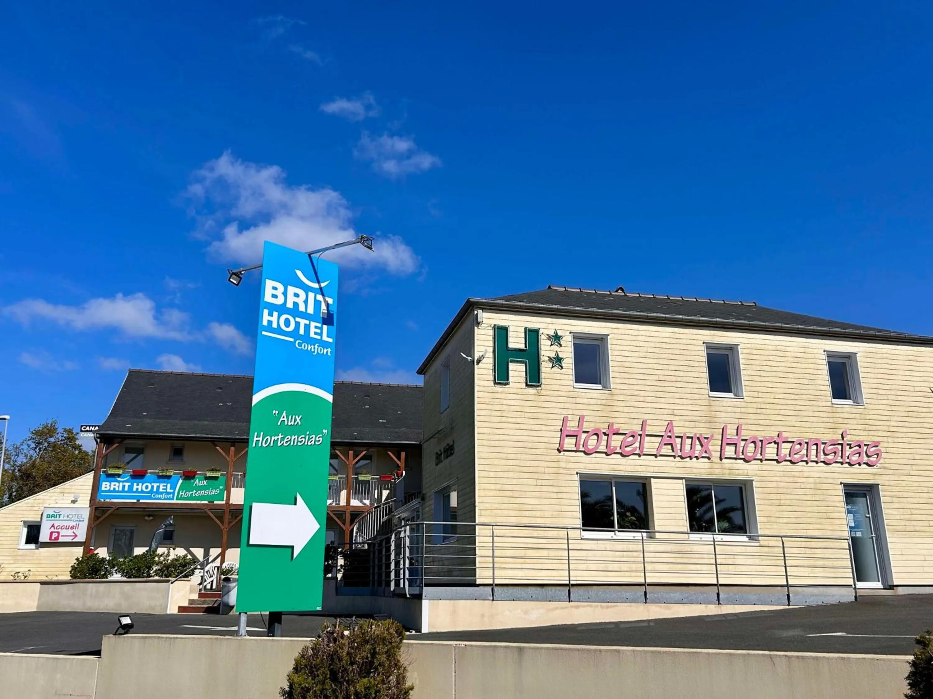 Property building in BRIT HOTEL Lannion-Perros Guirec