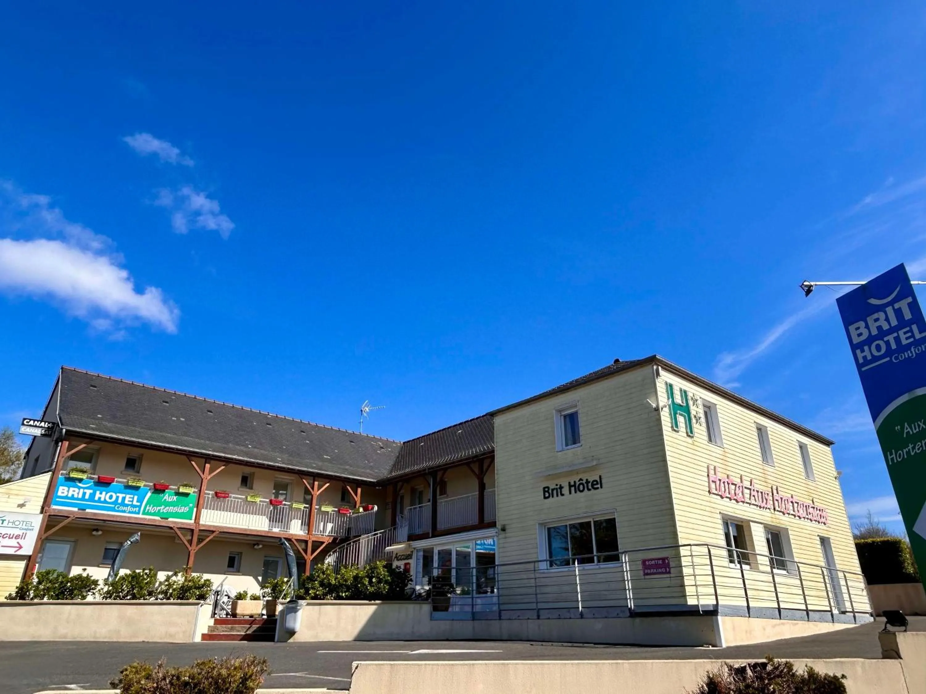 Property building in BRIT HOTEL Lannion-Perros Guirec