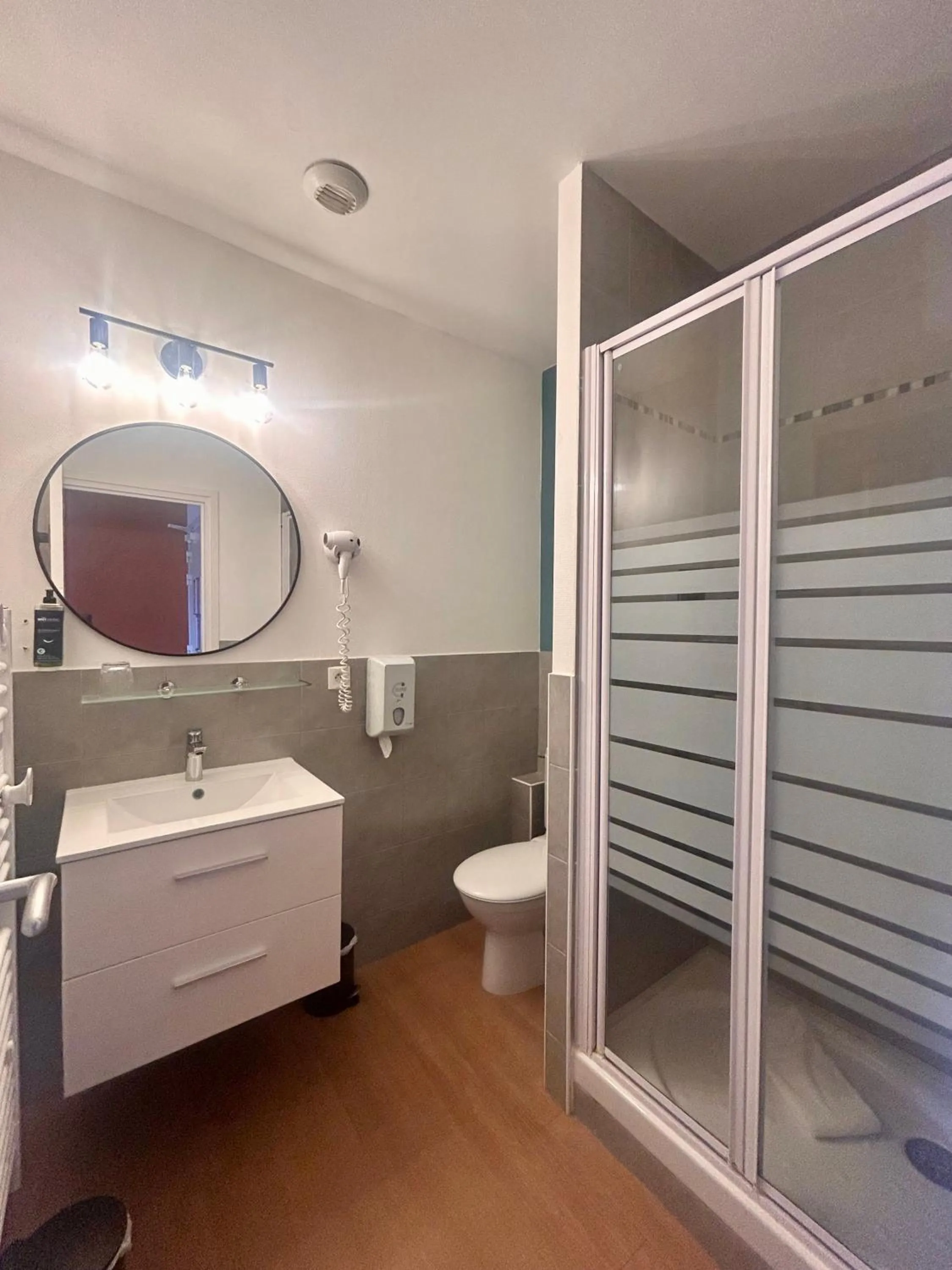 Bathroom in BRIT HOTEL Lannion Perros-Guirec