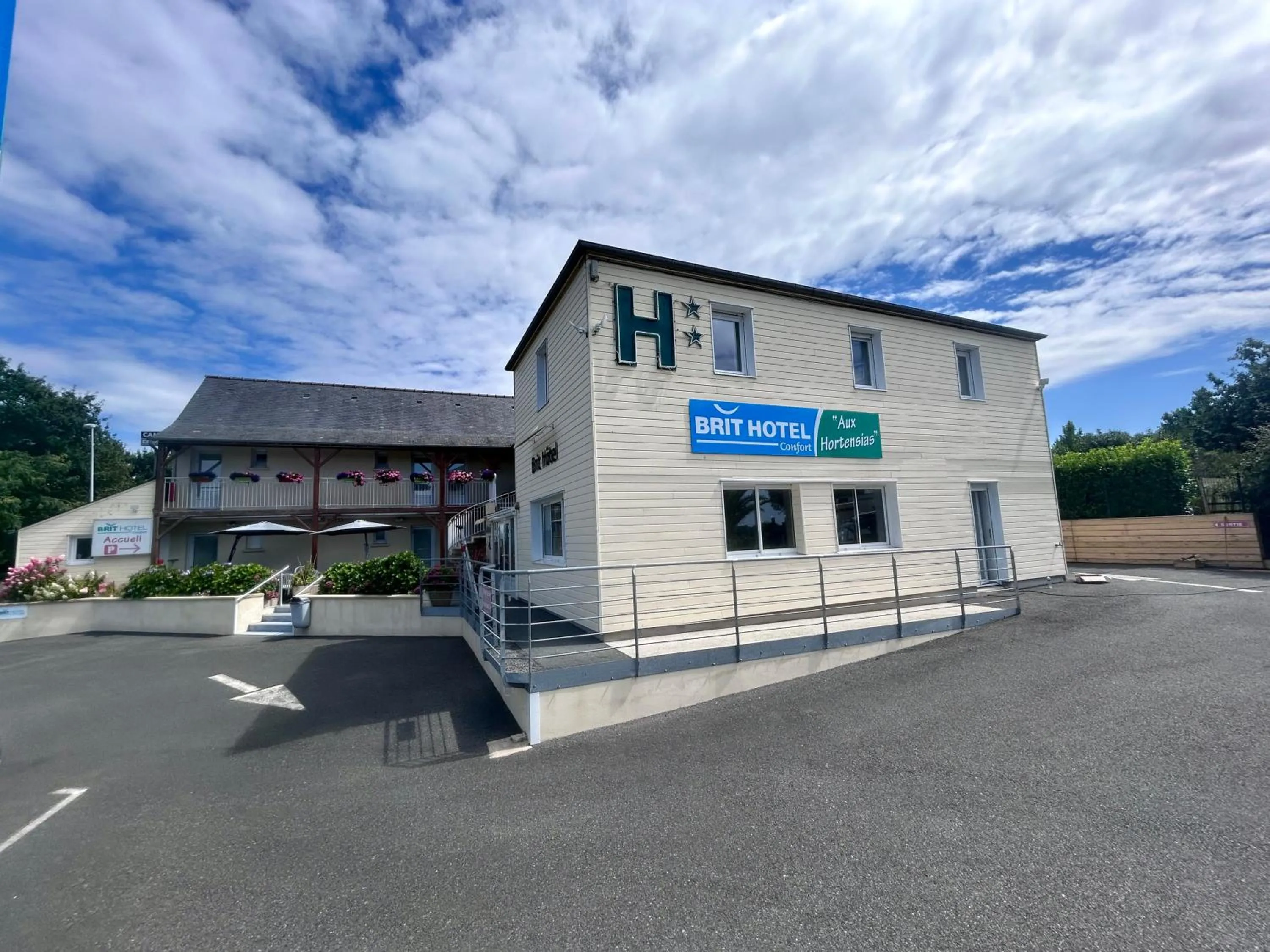 Property building in BRIT HOTEL Lannion-Perros Guirec
