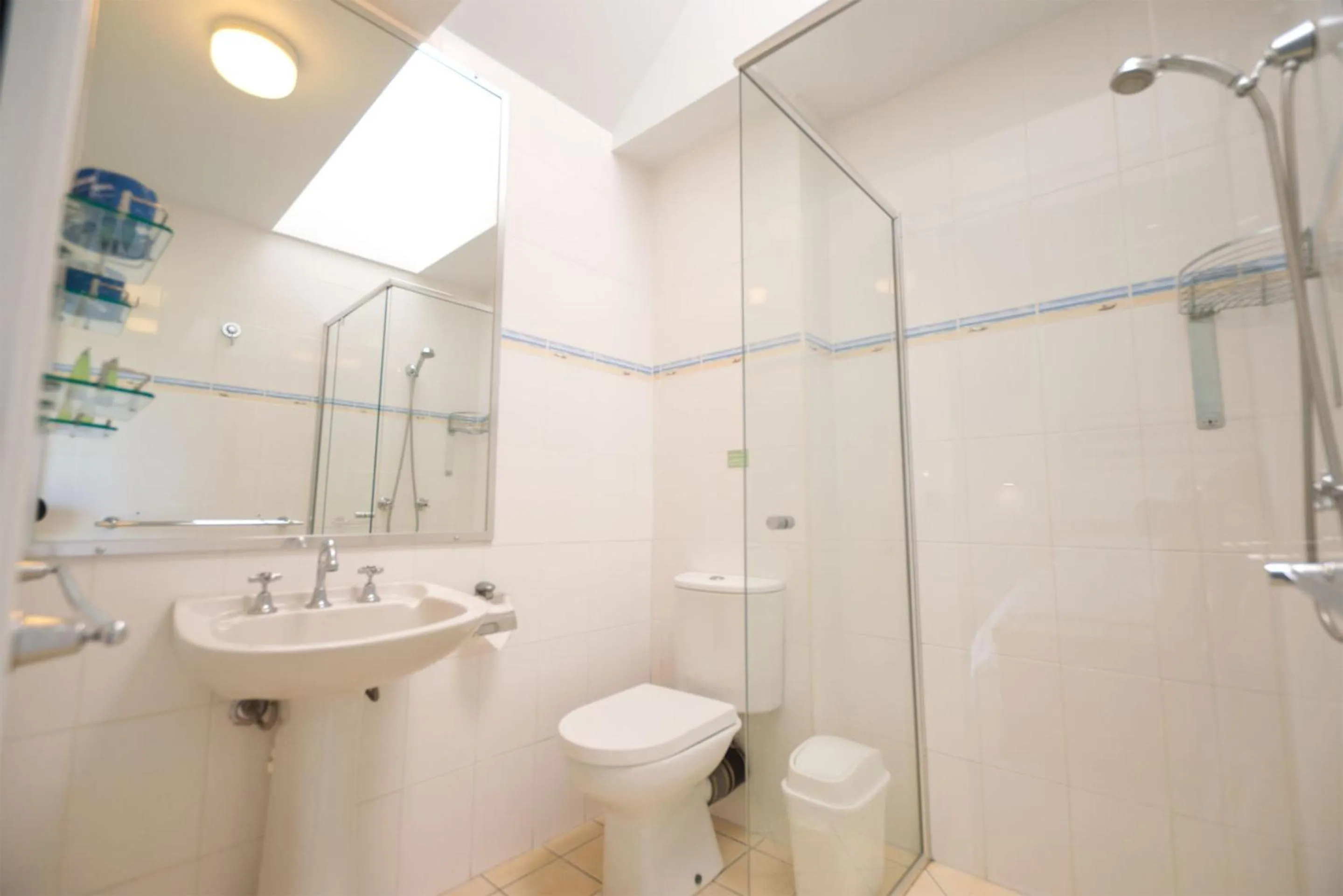 Shower in Raintrees Moffat Beach