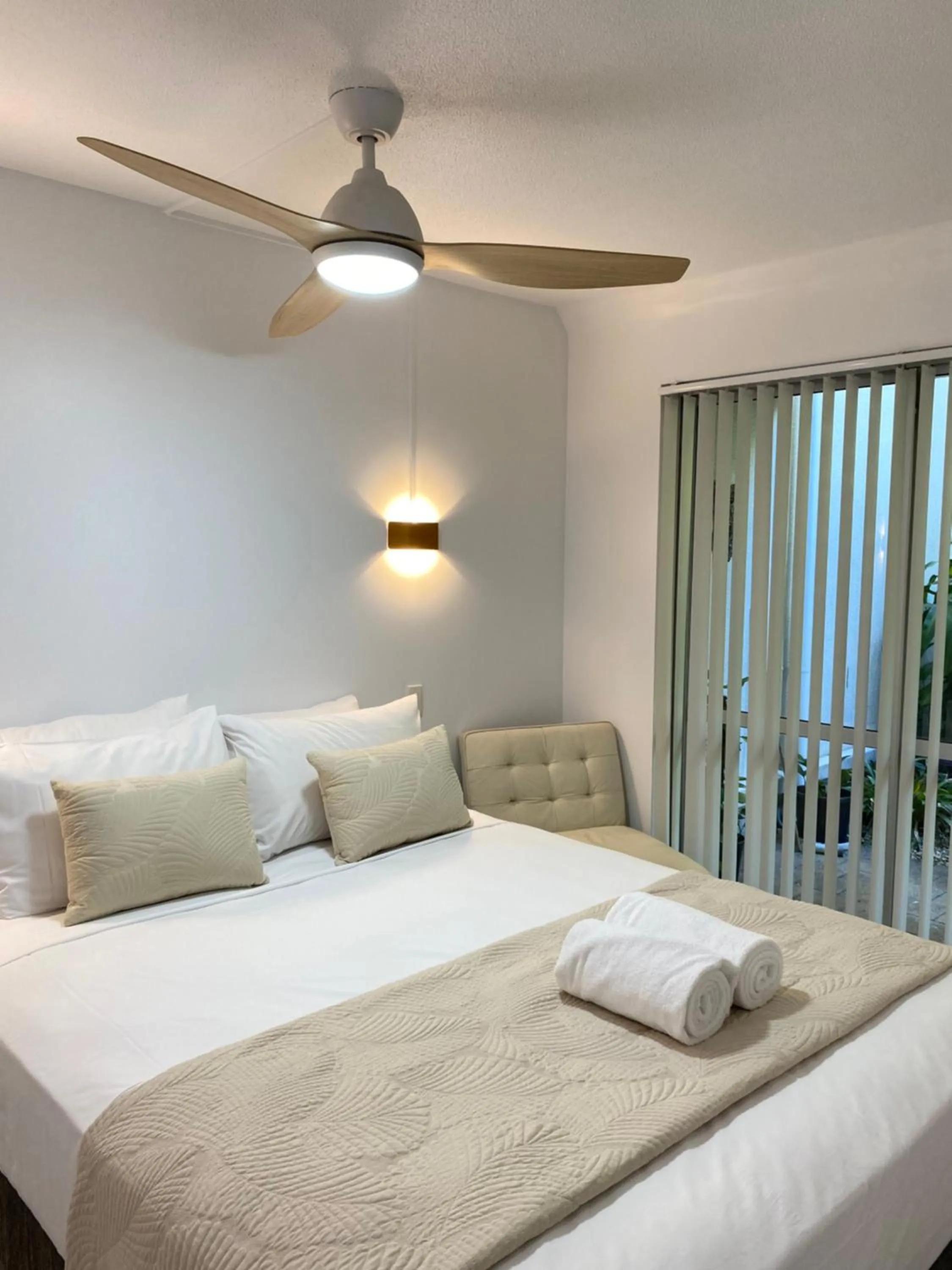 Bedroom, Bed in Raintrees Moffat Beach