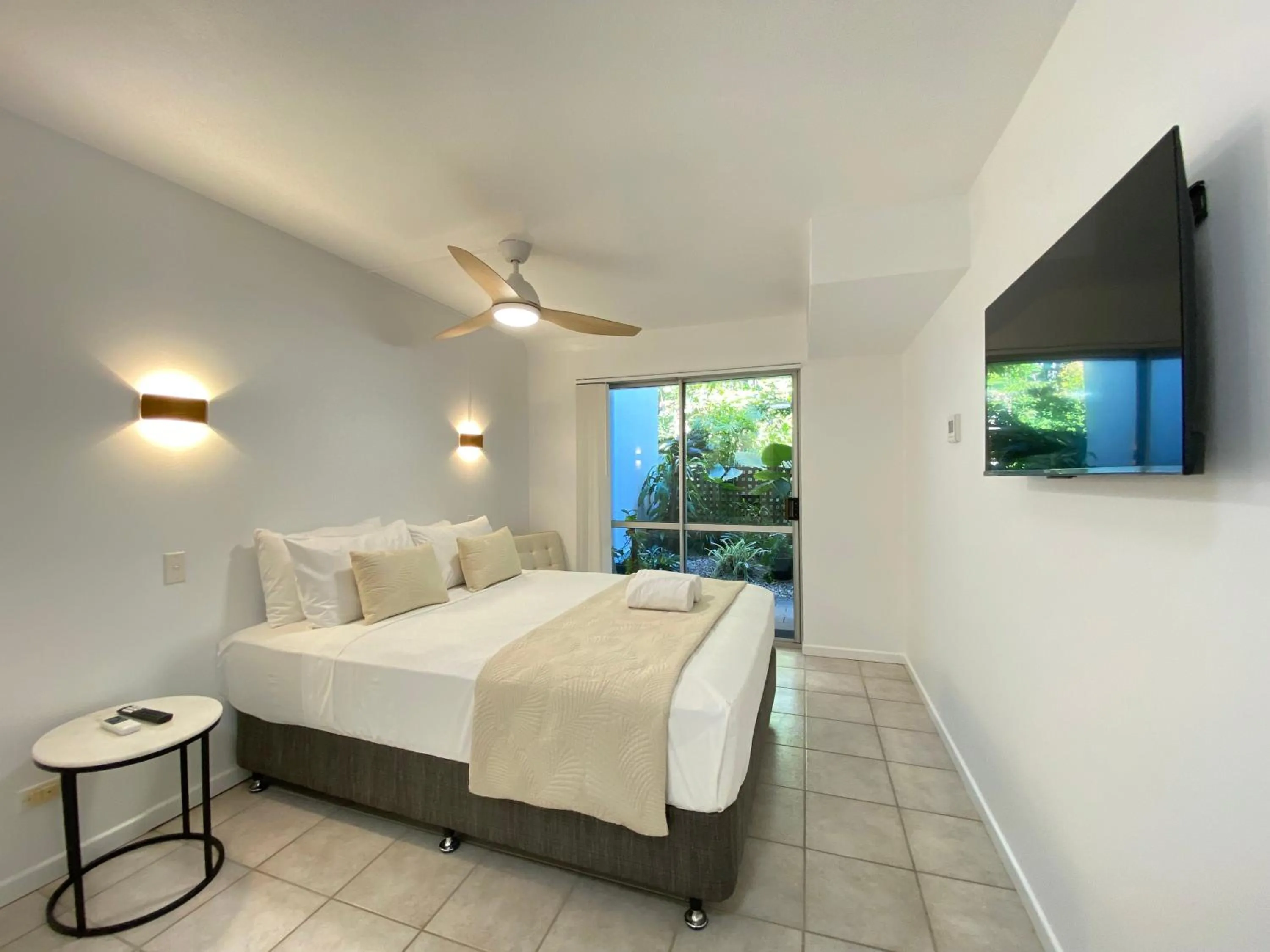 Bedroom, Bed in Raintrees Moffat Beach