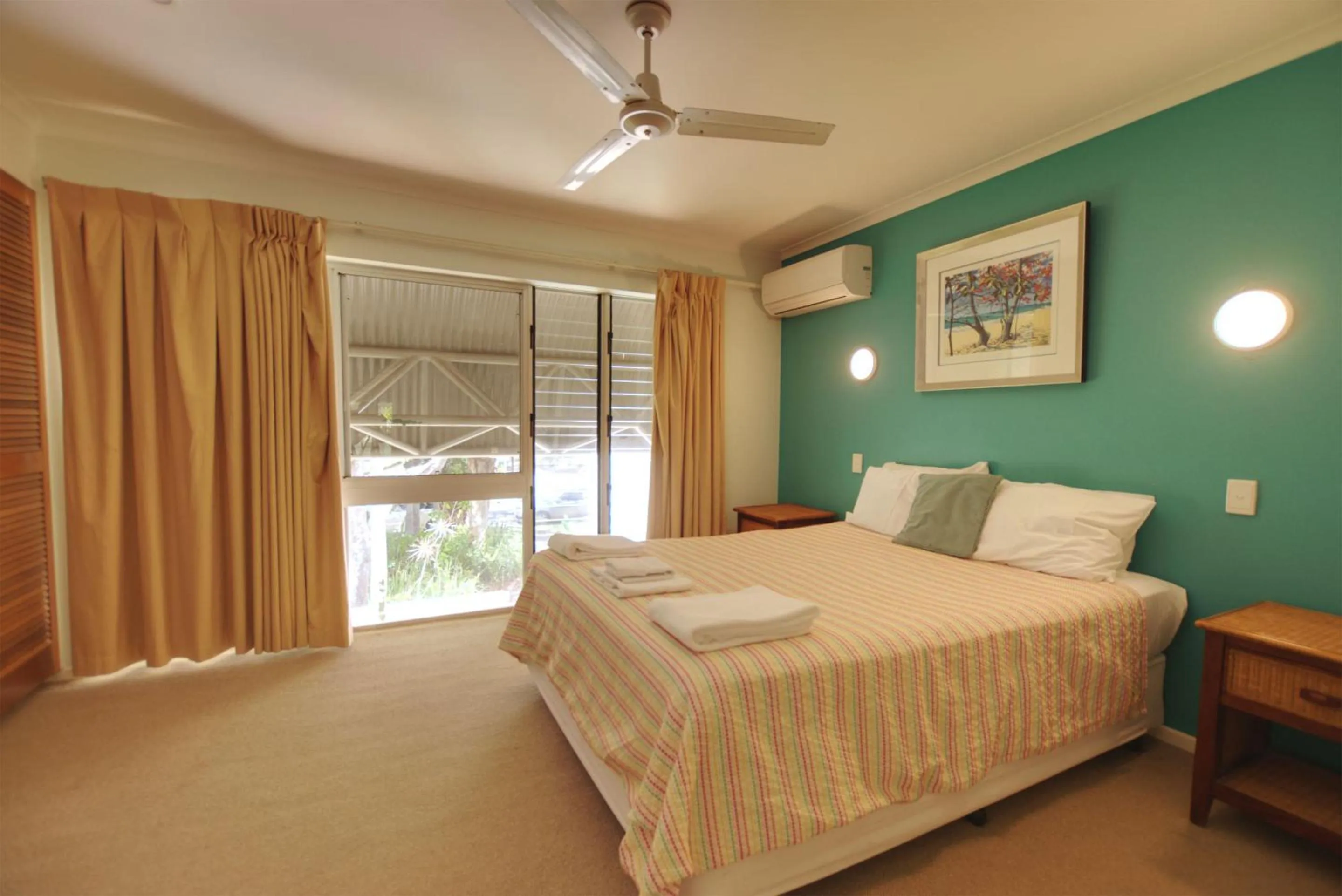 Bedroom, Bed in Raintrees Moffat Beach
