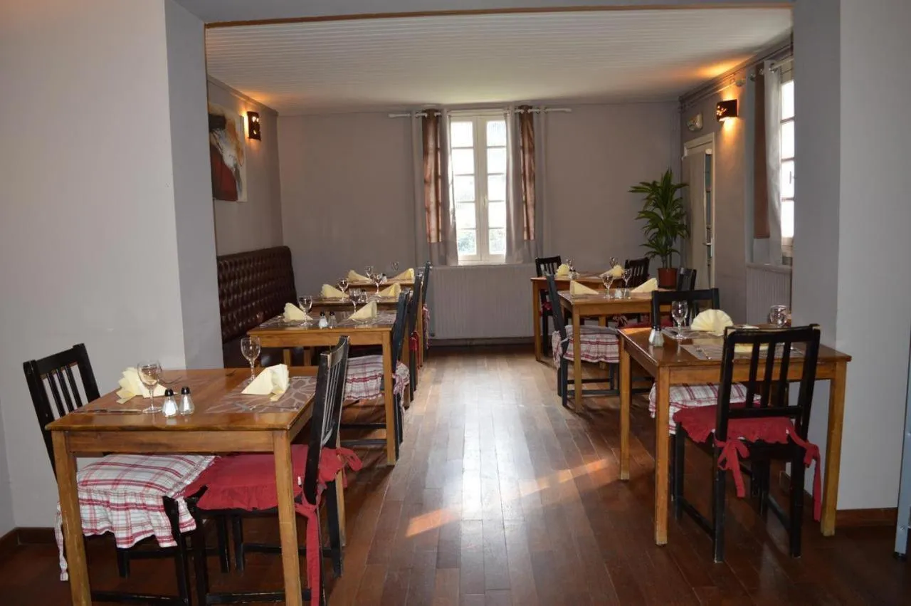 Restaurant/places to eat in Maison d'hoursentut