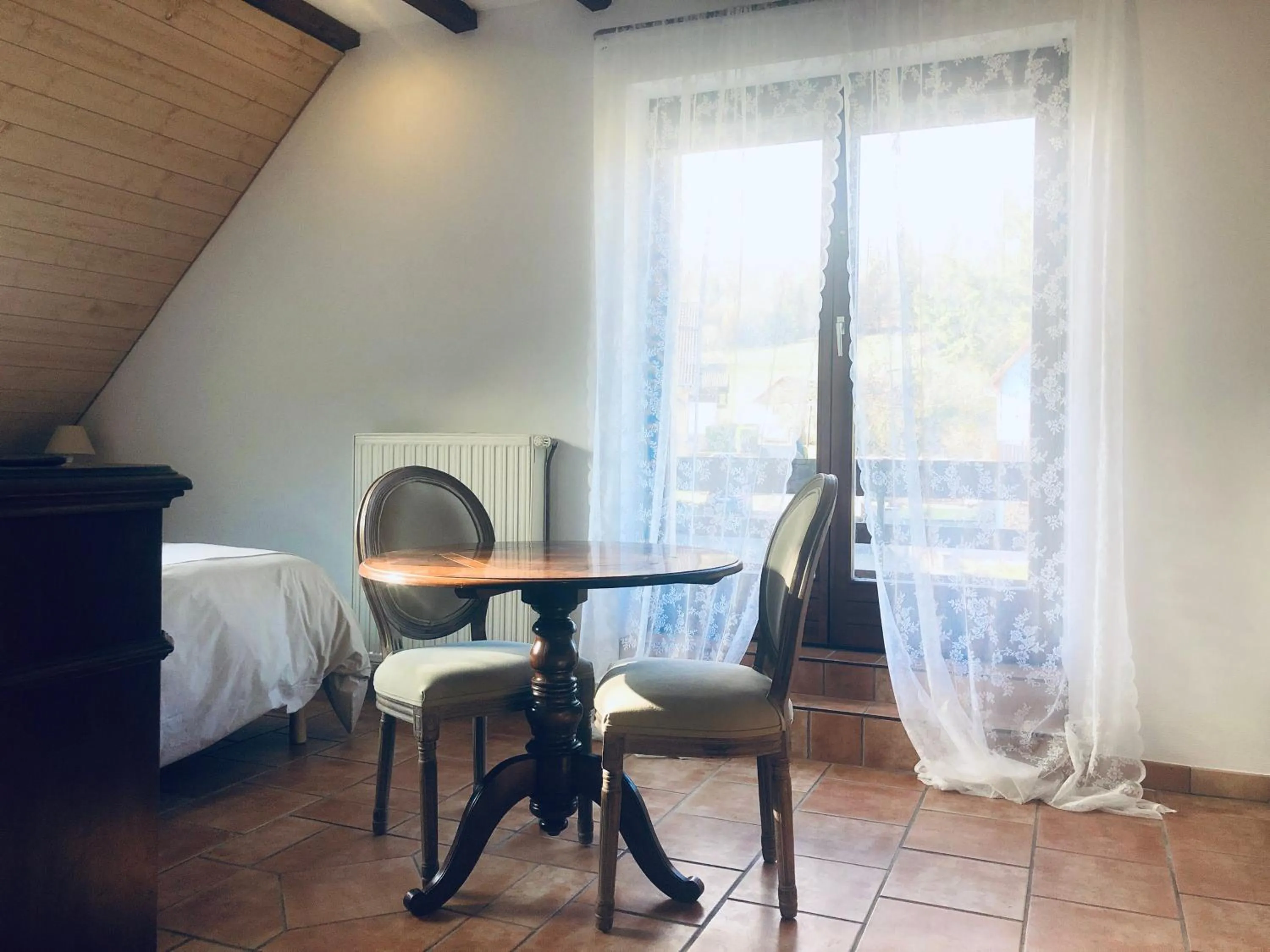 Seating area, Bed in La Maison d'Ange