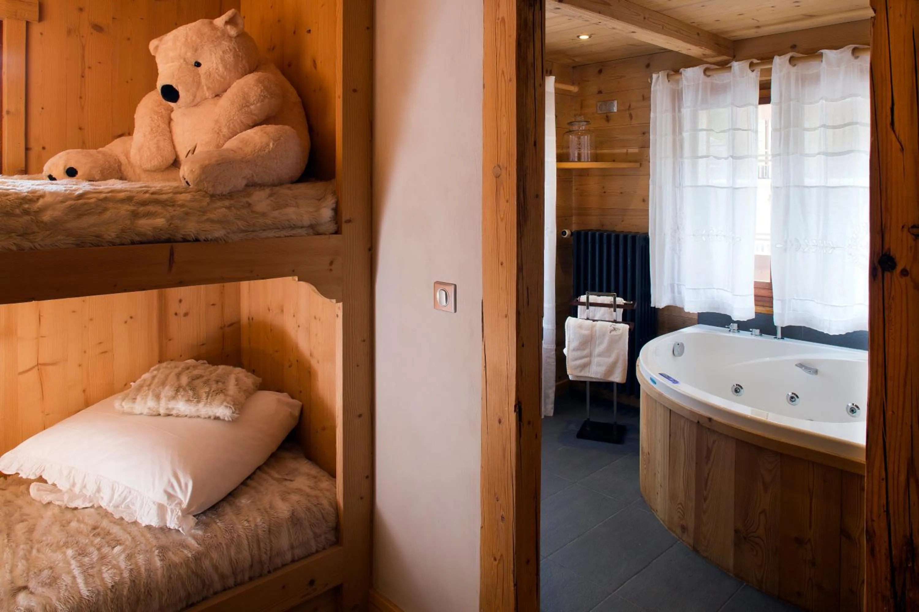Hot Tub, Bed in Chalet-Hôtel & Spa Les Cimes
