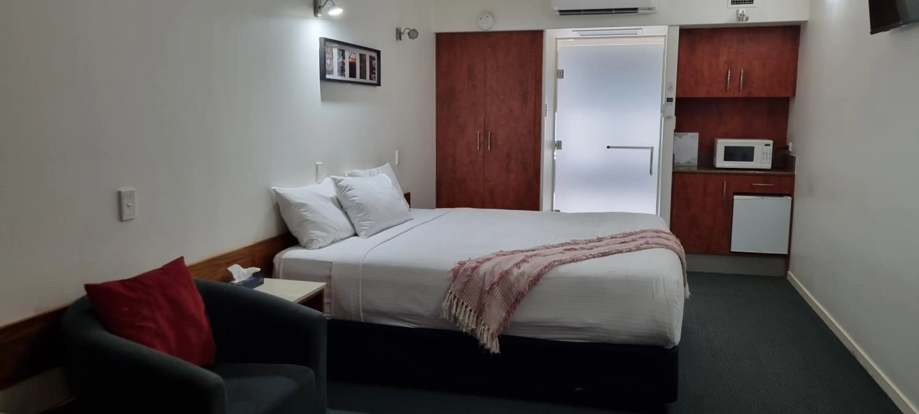 Photo of the whole room, Bed in Ayr Traveller's Motel