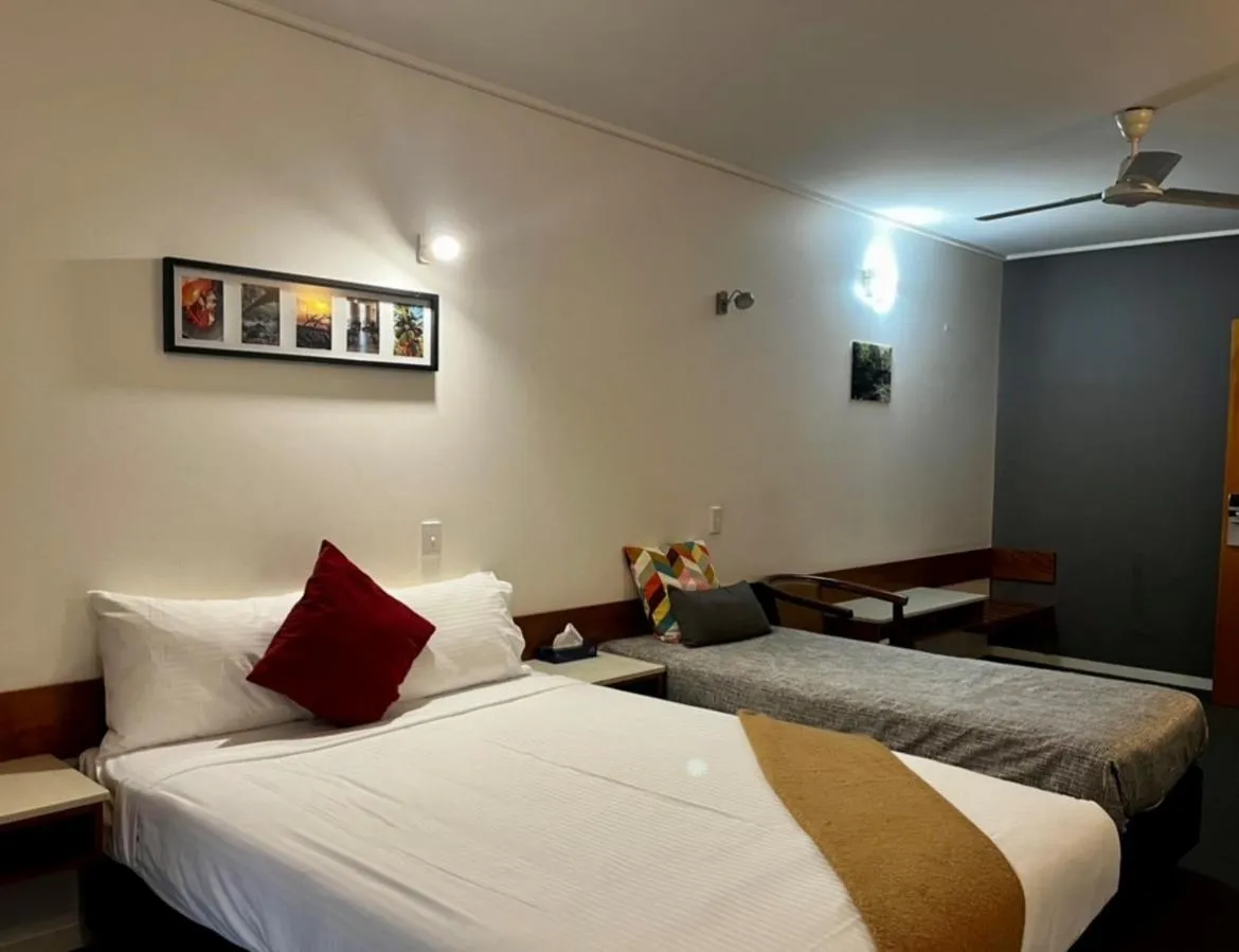 Bed in Ayr Traveller's Motel