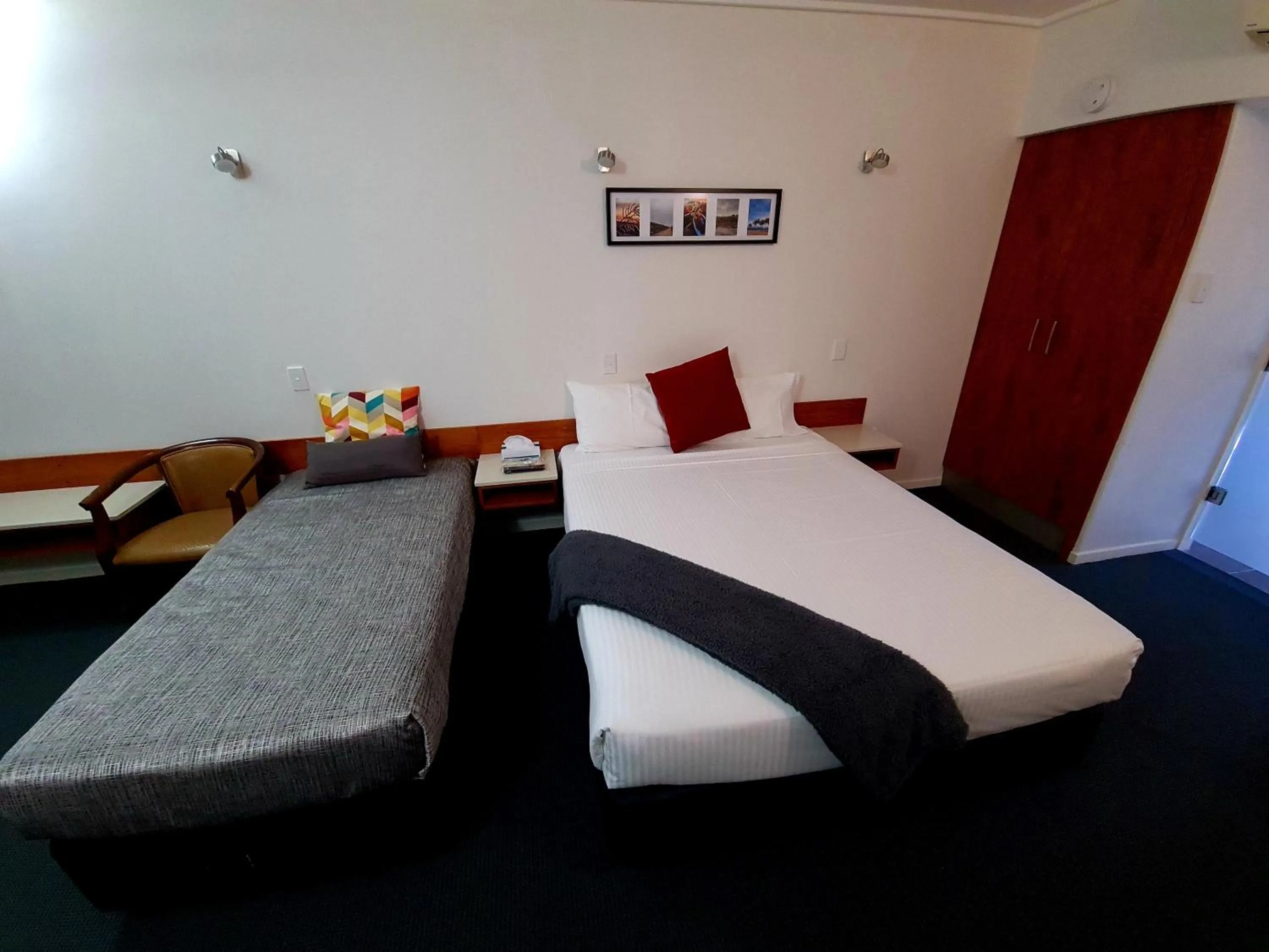 Bed in Ayr Traveller's Motel