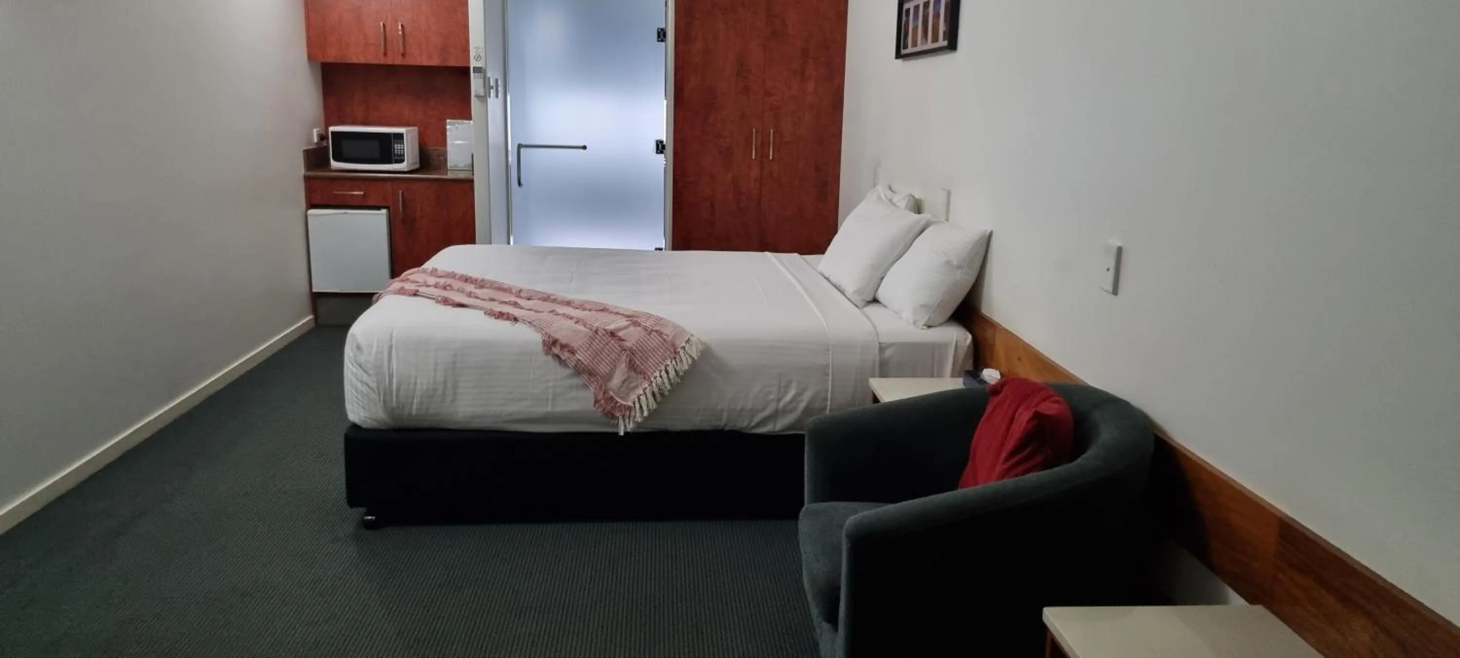 Photo of the whole room, Bed in Ayr Traveller's Motel