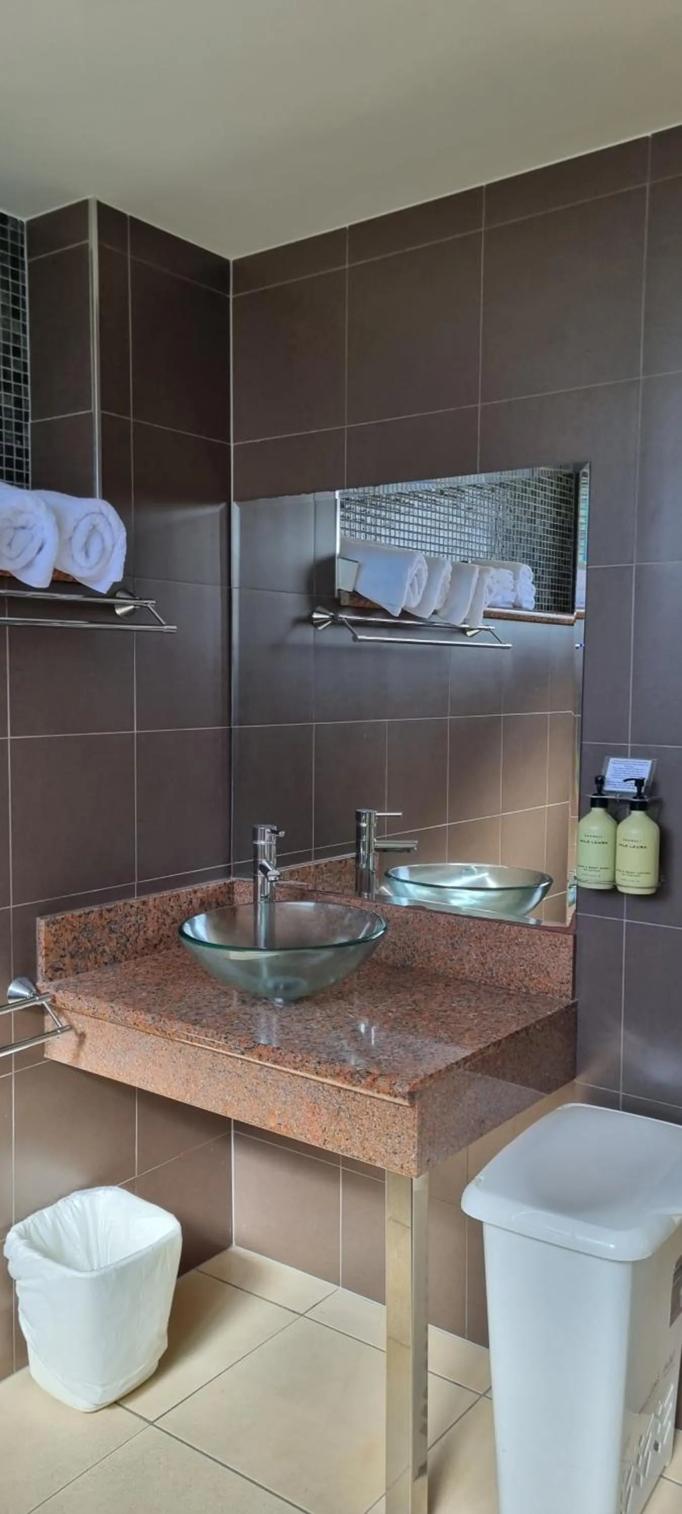 Bathroom in Ayr Traveller's Motel