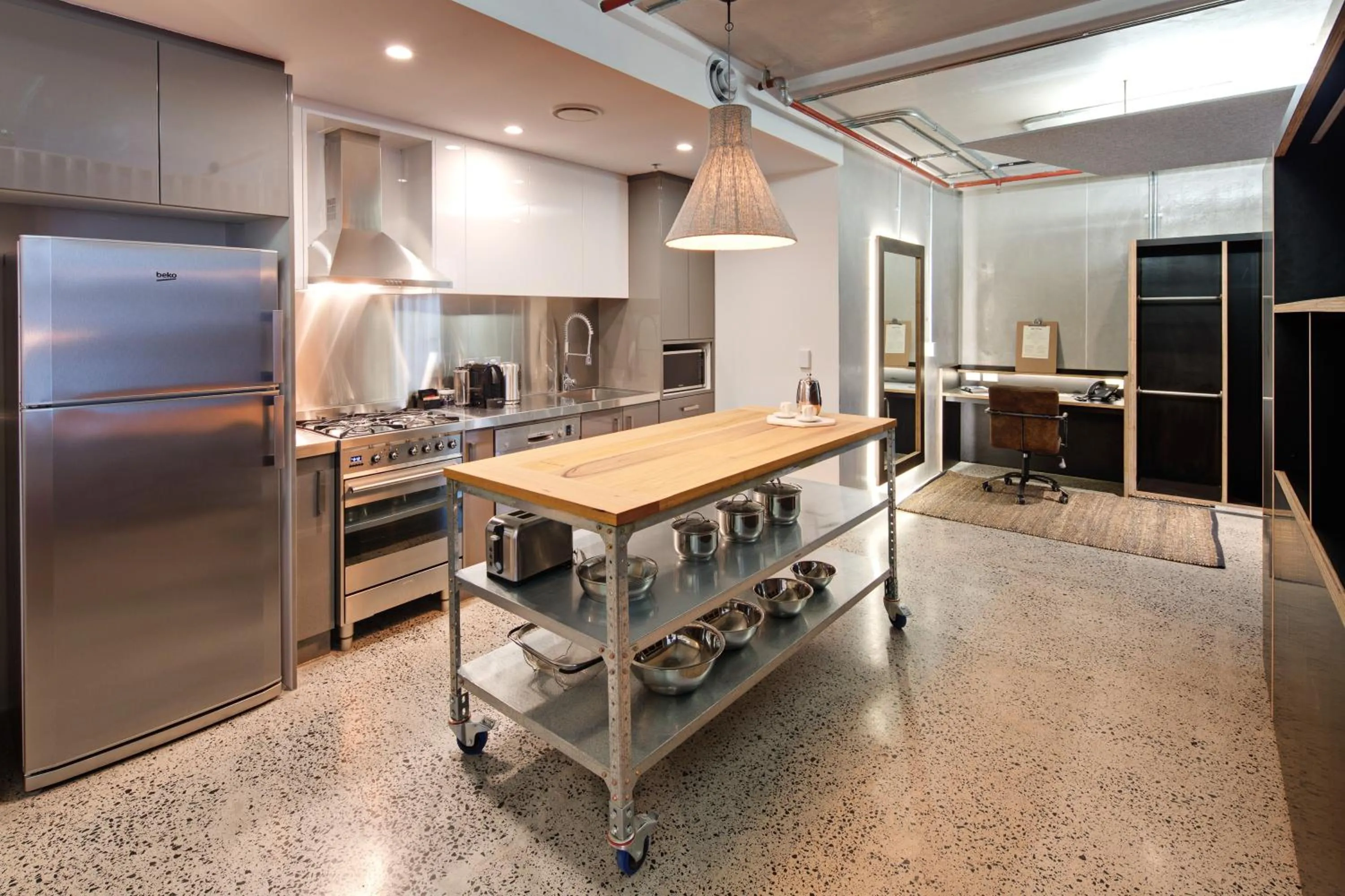 Kitchen or kitchenette in Zara Tower – Luxury Suites and Apartments