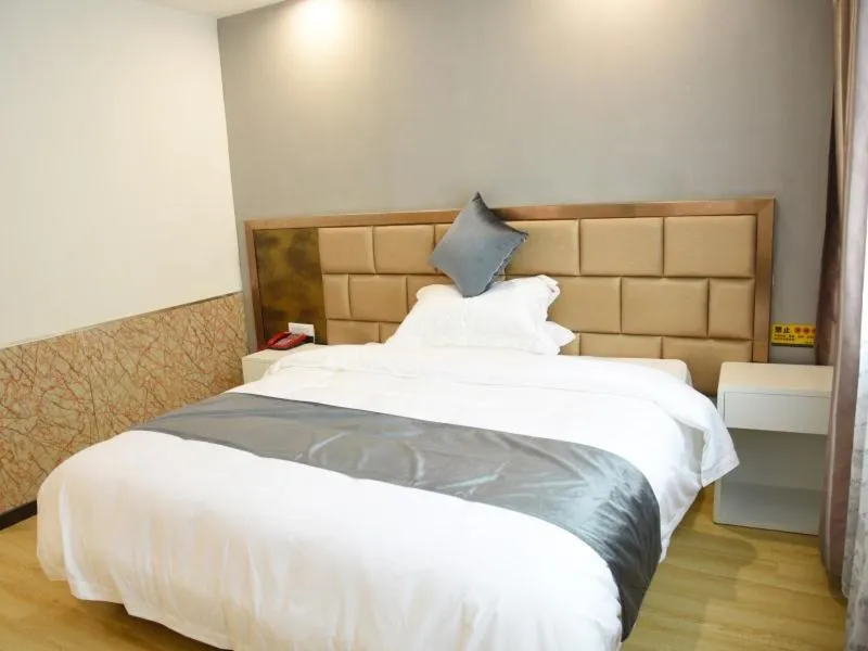 Bed in Shell Lishui High Speed Railway Station Hotel