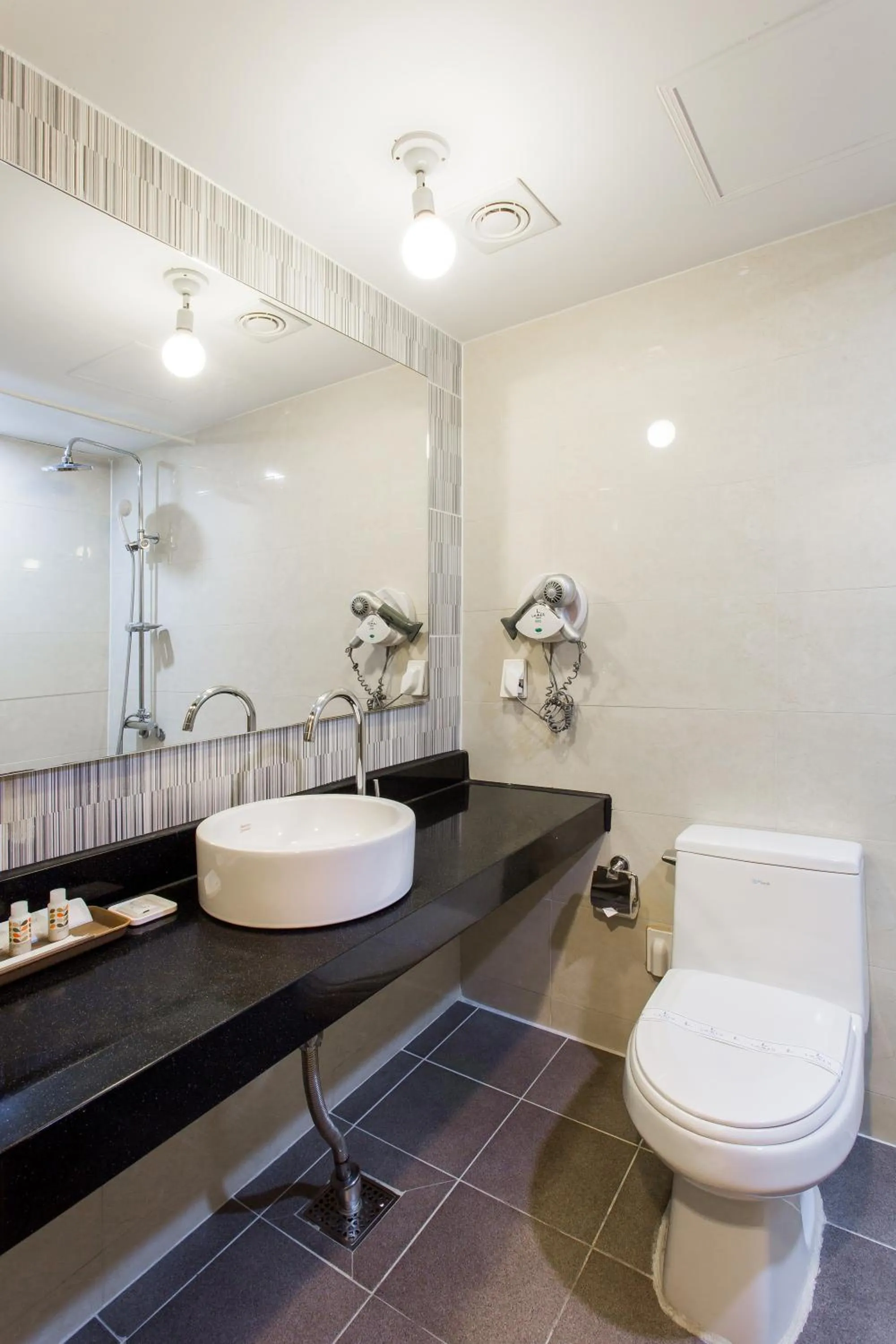 Toilet in Lamer Hotel