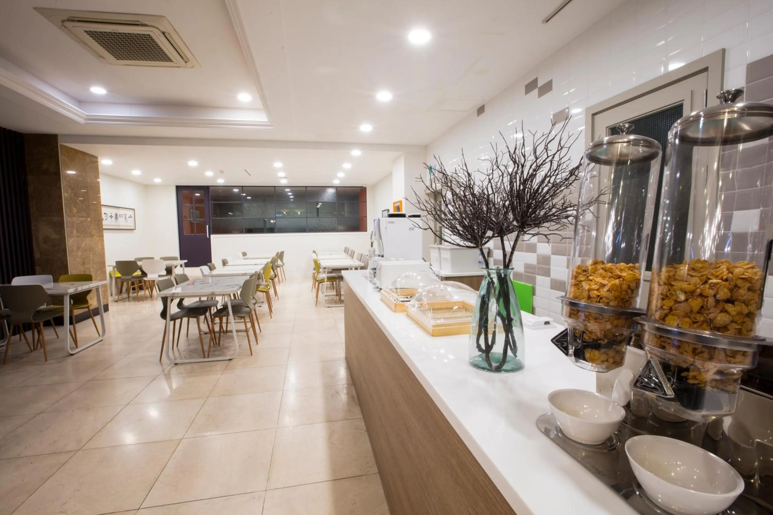 Restaurant/places to eat in Lamer Hotel