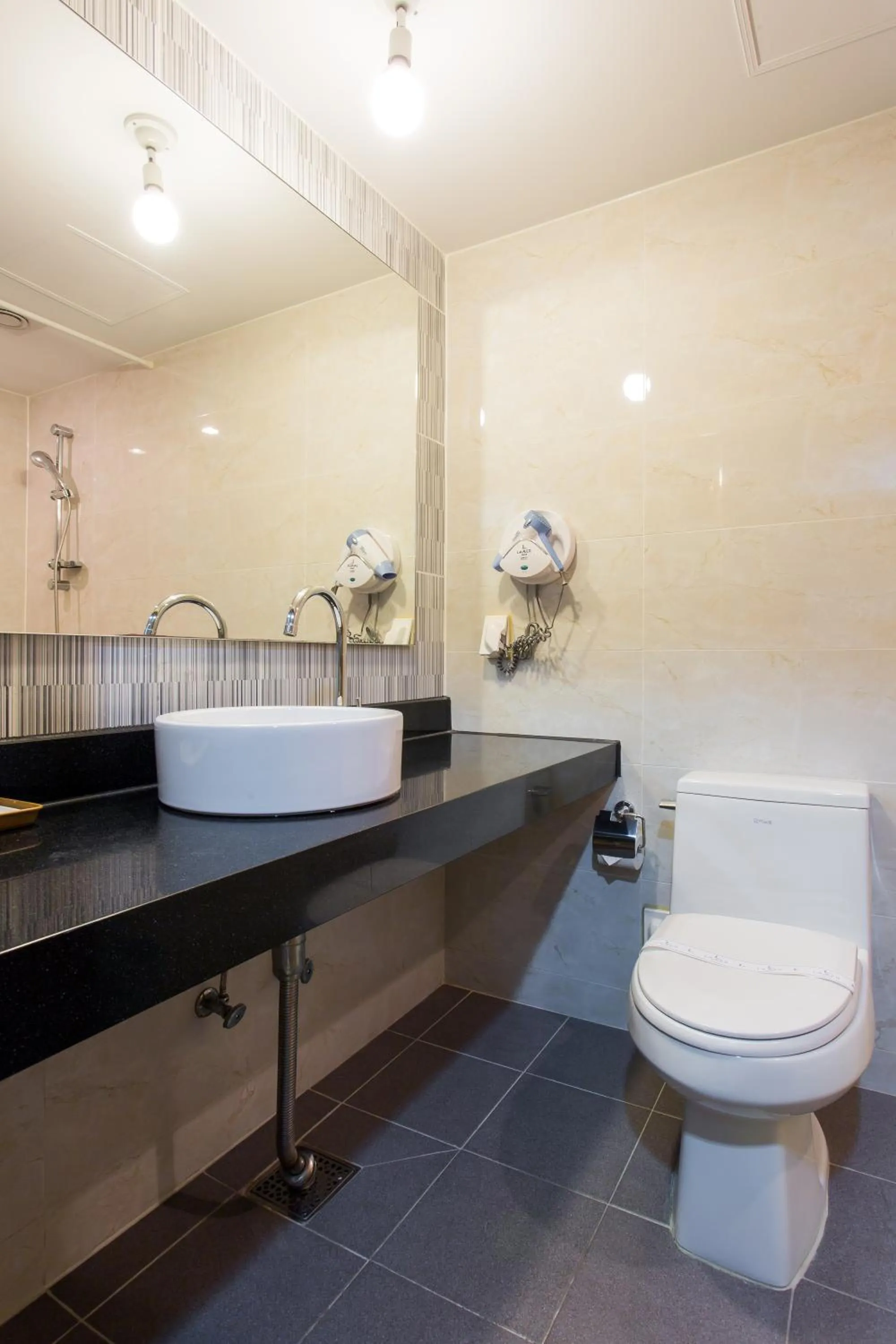 Toilet in Lamer Hotel