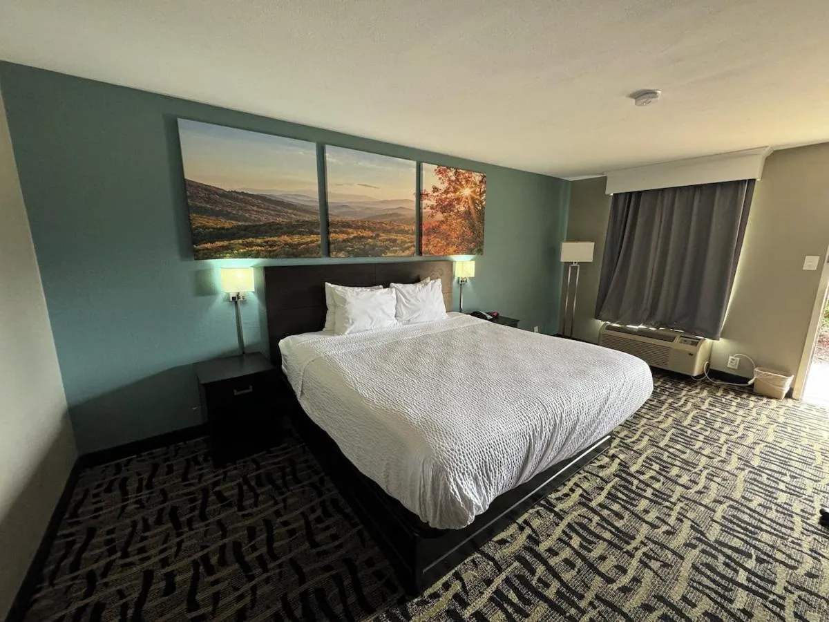 Bed in Homegate Inn And Suites