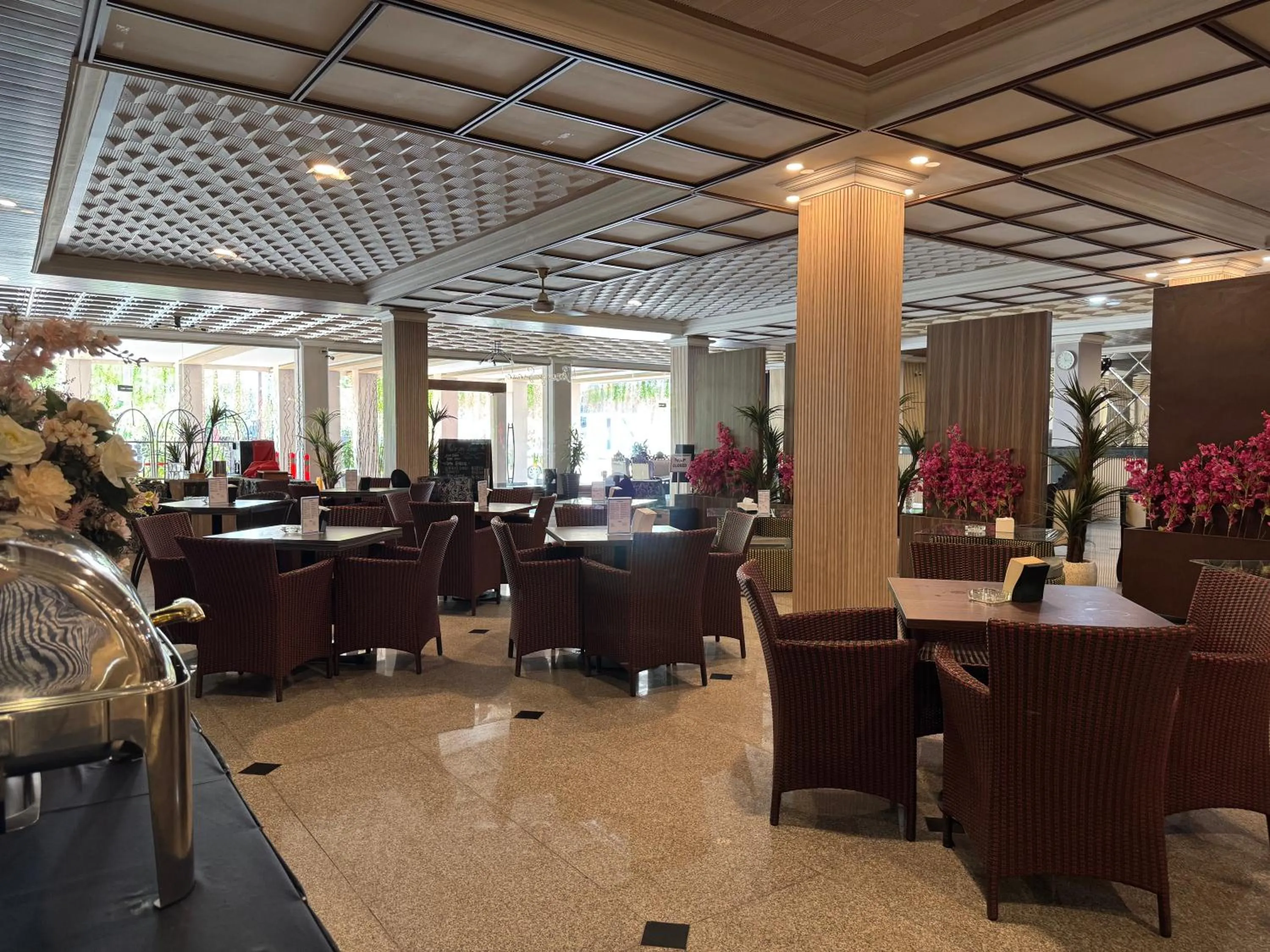 Restaurant/places to eat in Hotel Sinar 1