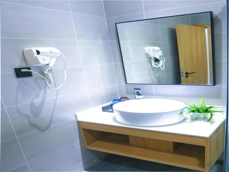 Shell Ningbo Gaoqiao Subway Station Hotel