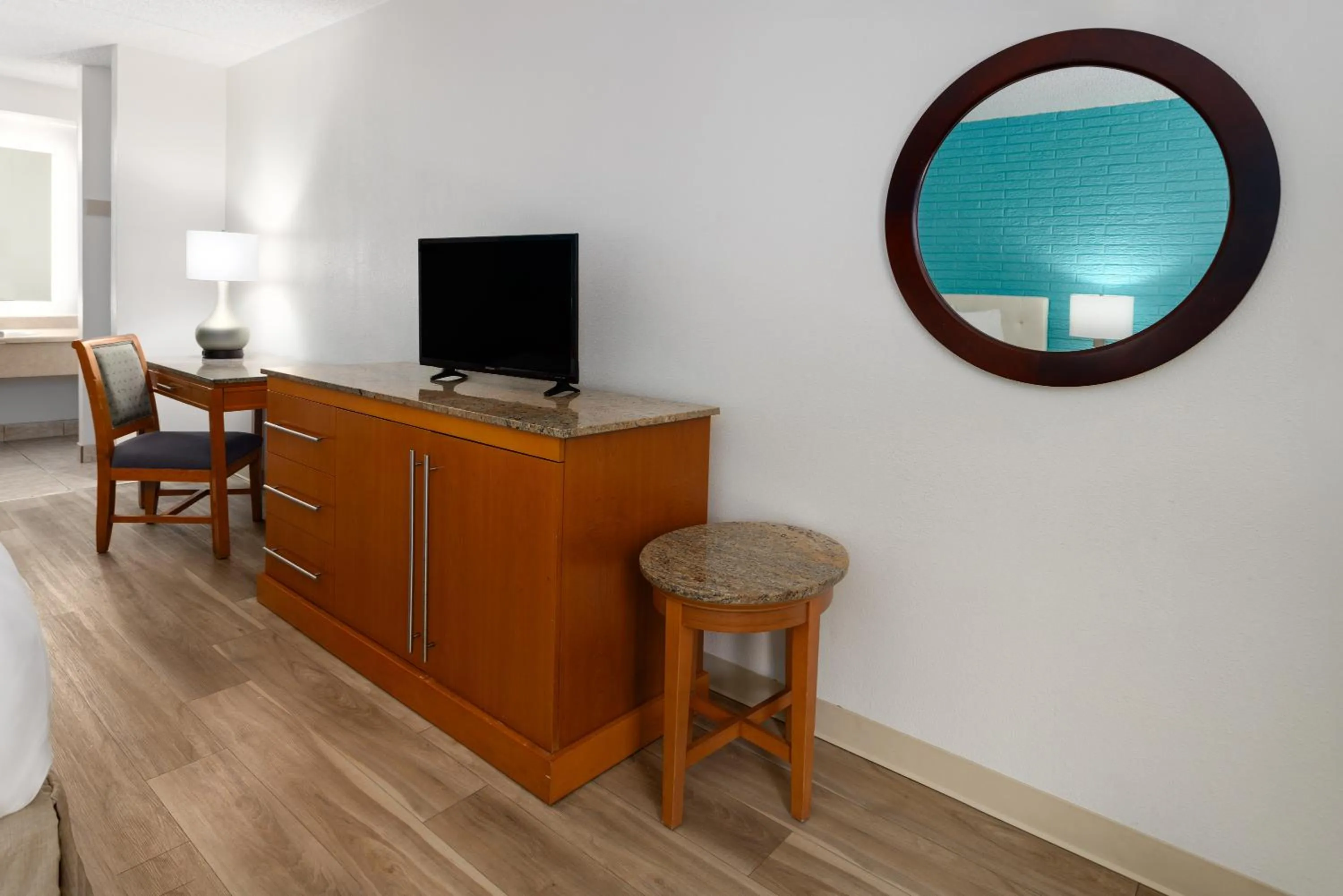 TV and multimedia in Inn at Atlantic City Hotel & Banquet