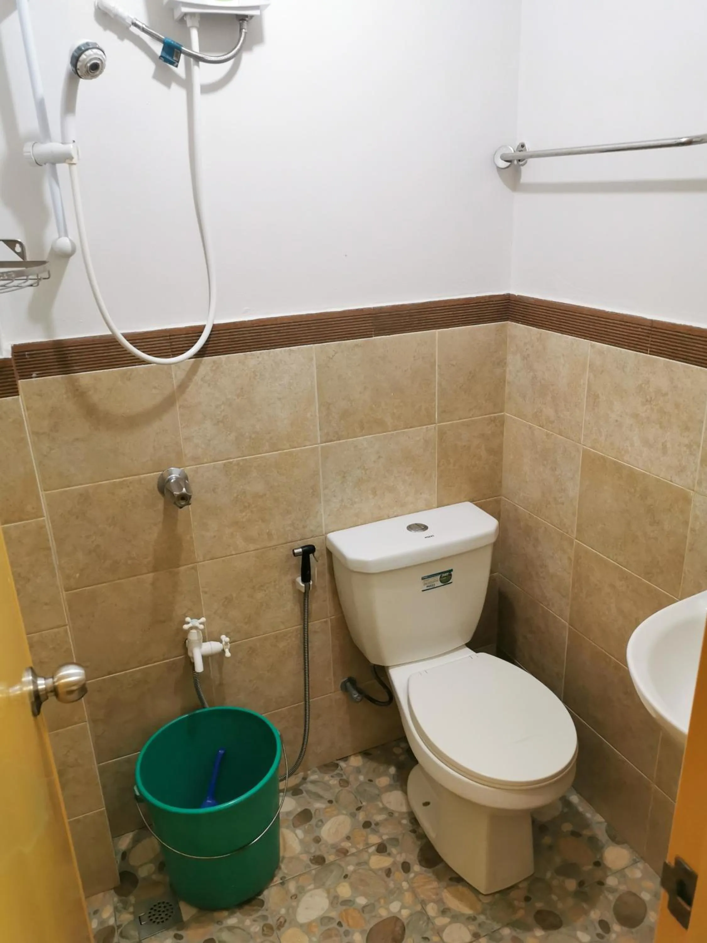 Shower in Pacific Waves Inn (Annex)